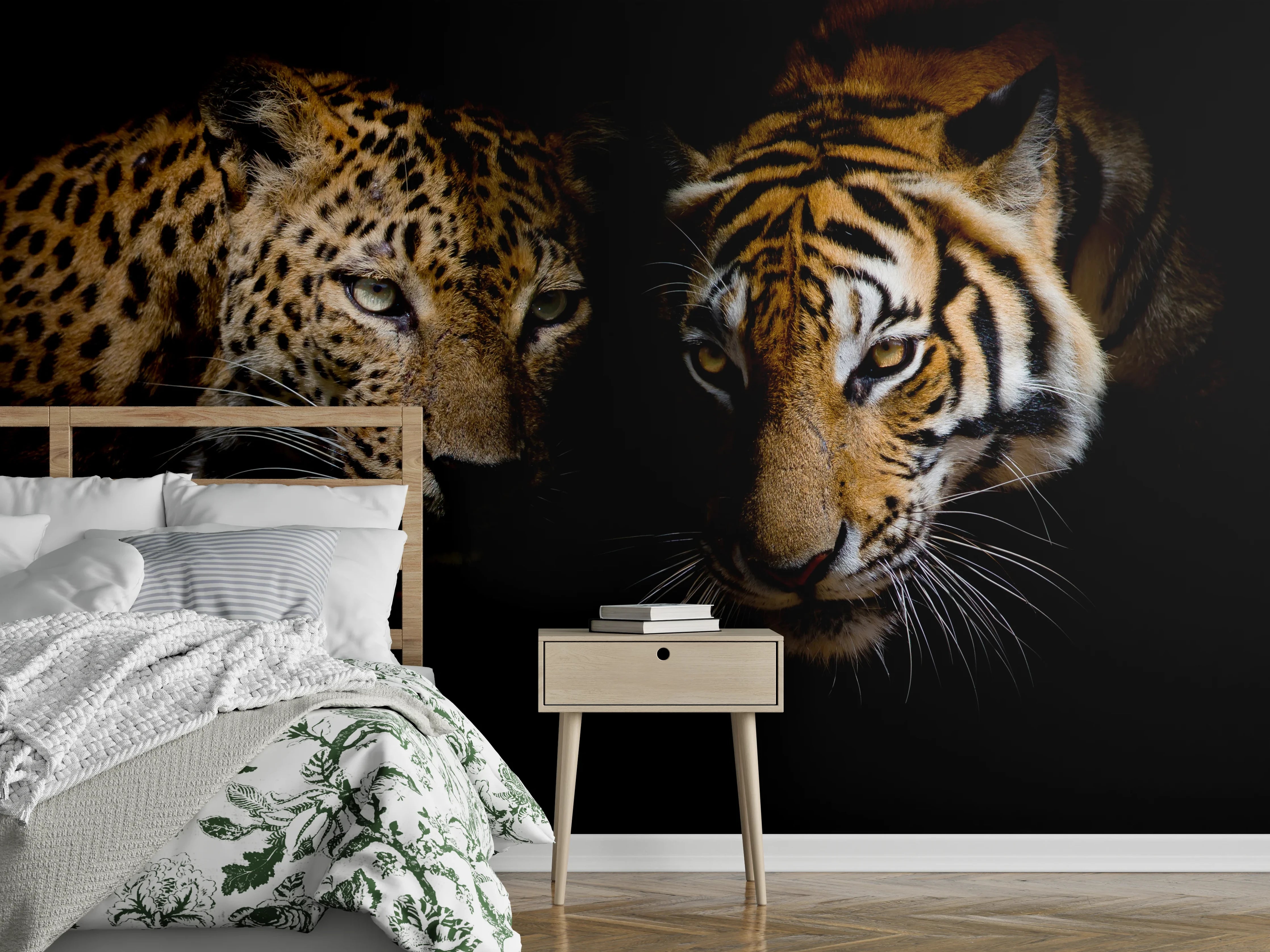 Wandverkleidung Schlafzimmer - Leopard und Tiger isoliert auf schwarzen Hintergrund