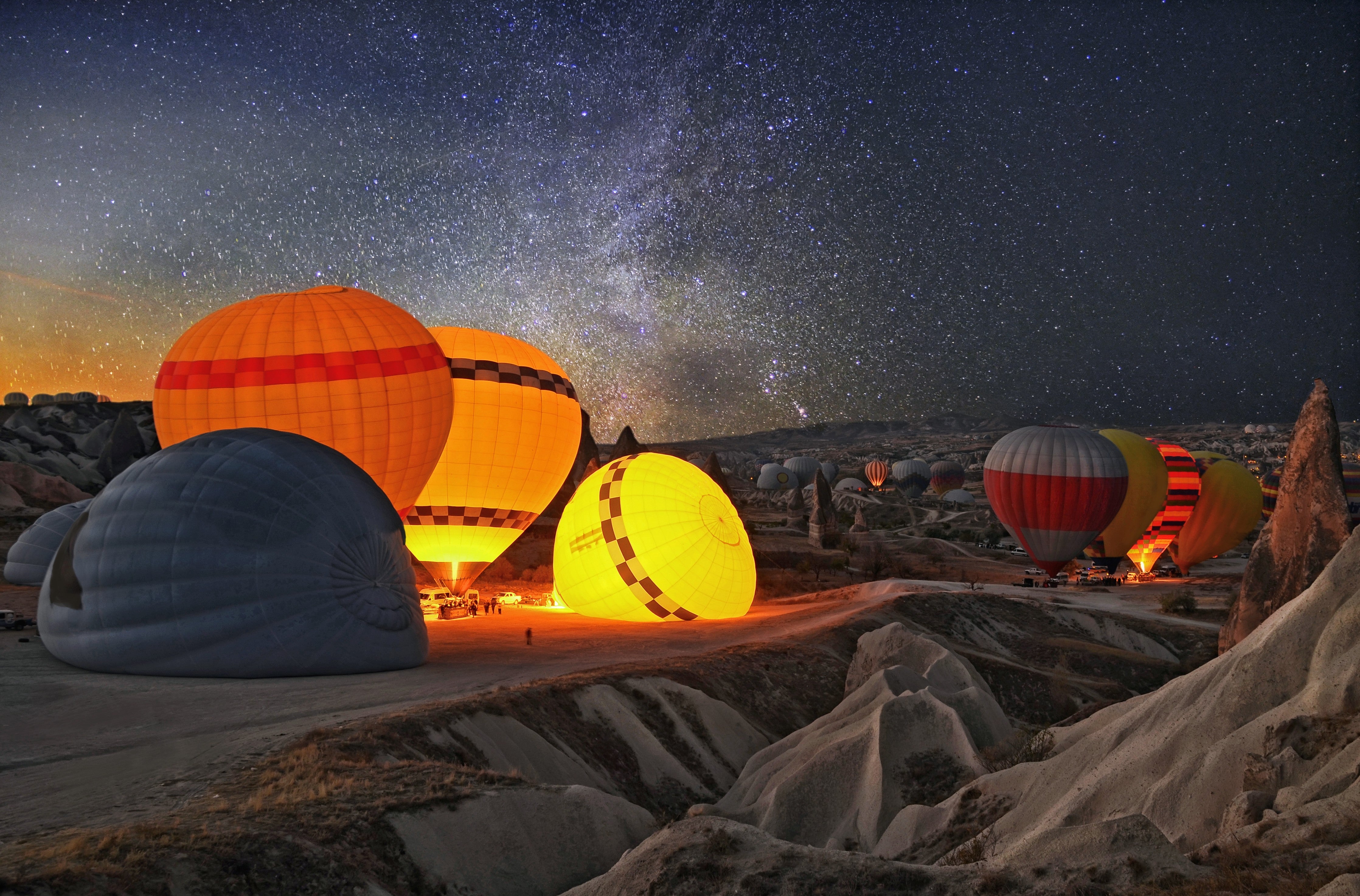 Wandverkleidung Schlafzimmer-Leuchtende Ballons bei Sternenhimmel Nacht
