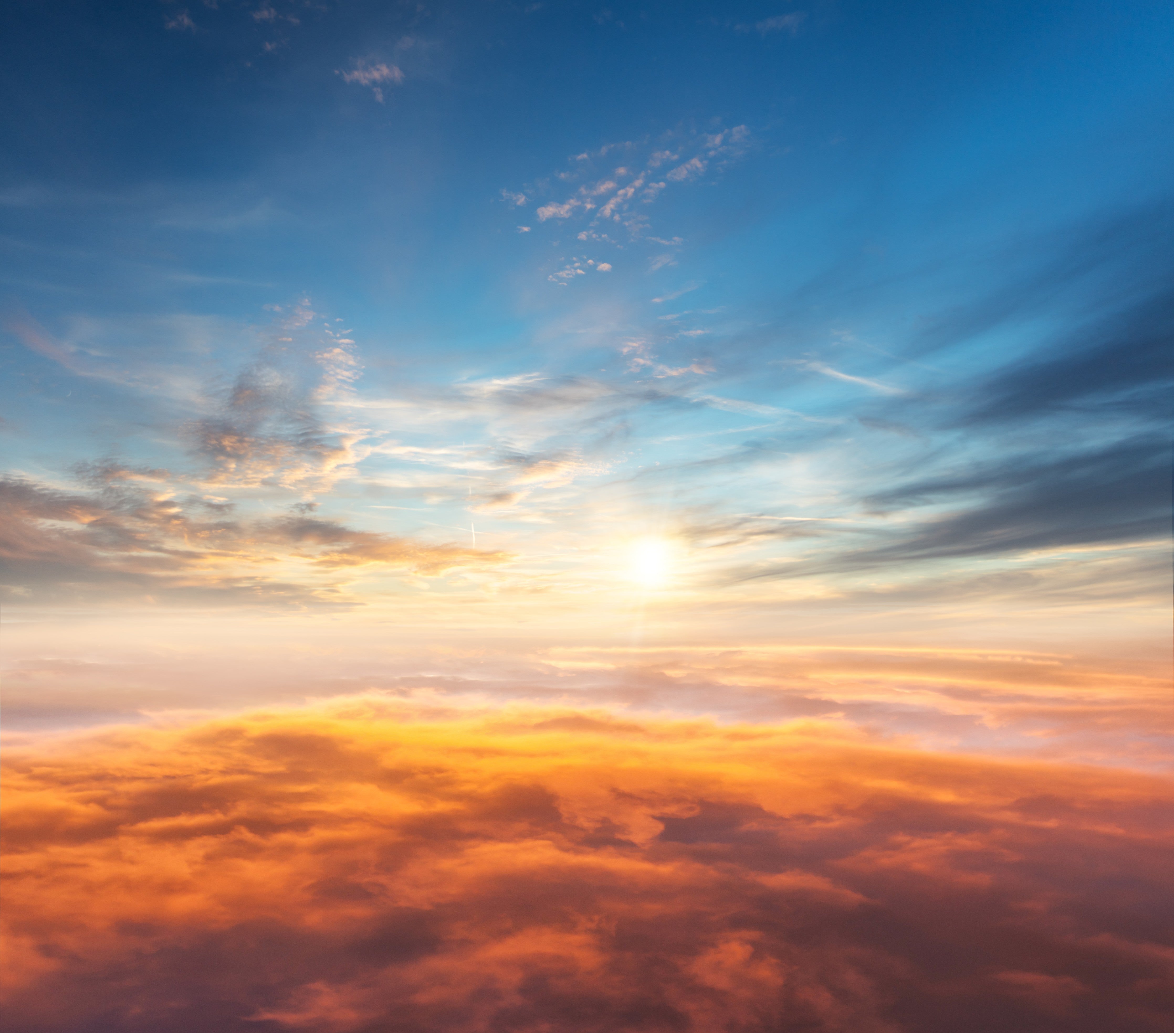 Wandverkleidung Schlafzimmer-Leuchtender Sonnenaufgang über Wolken