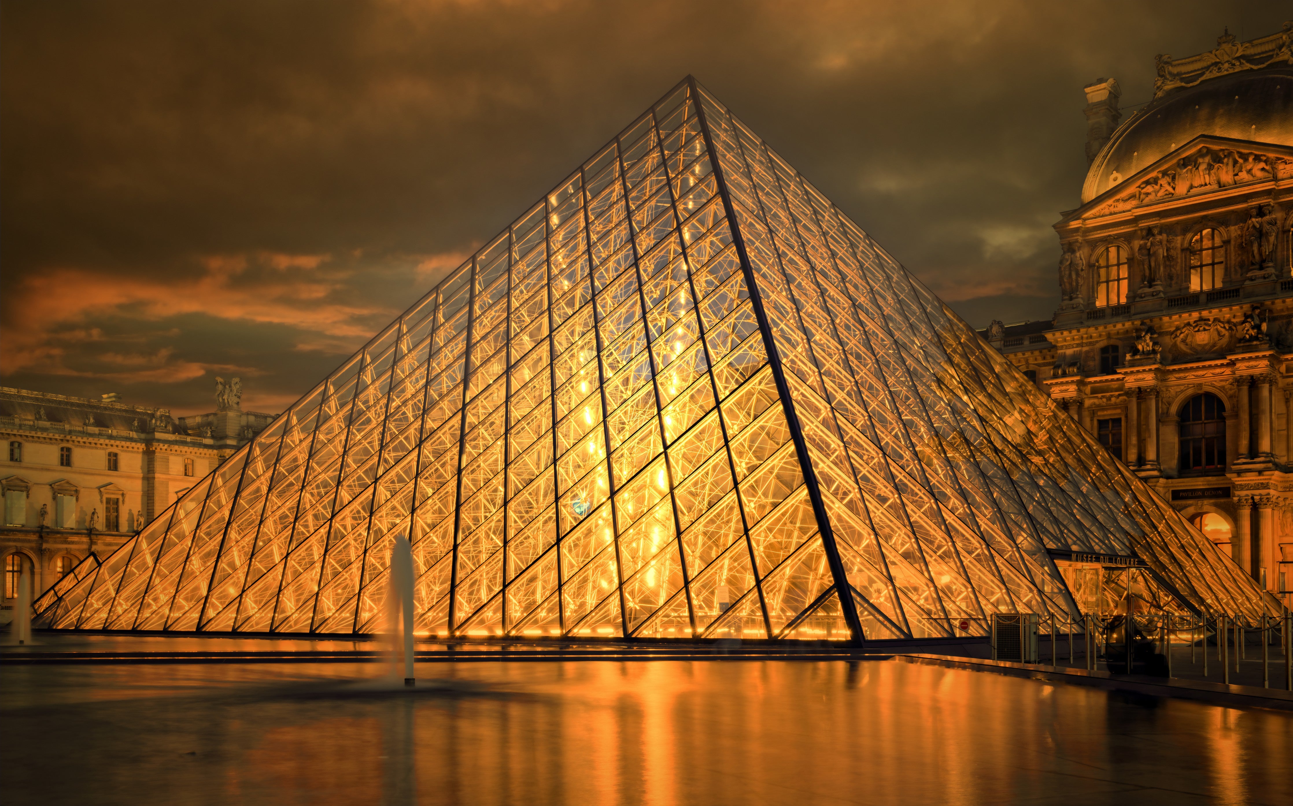 Wandverkleidung Schlafzimmer-Louvre-Pyramide bei Nacht – Goldene Architektur