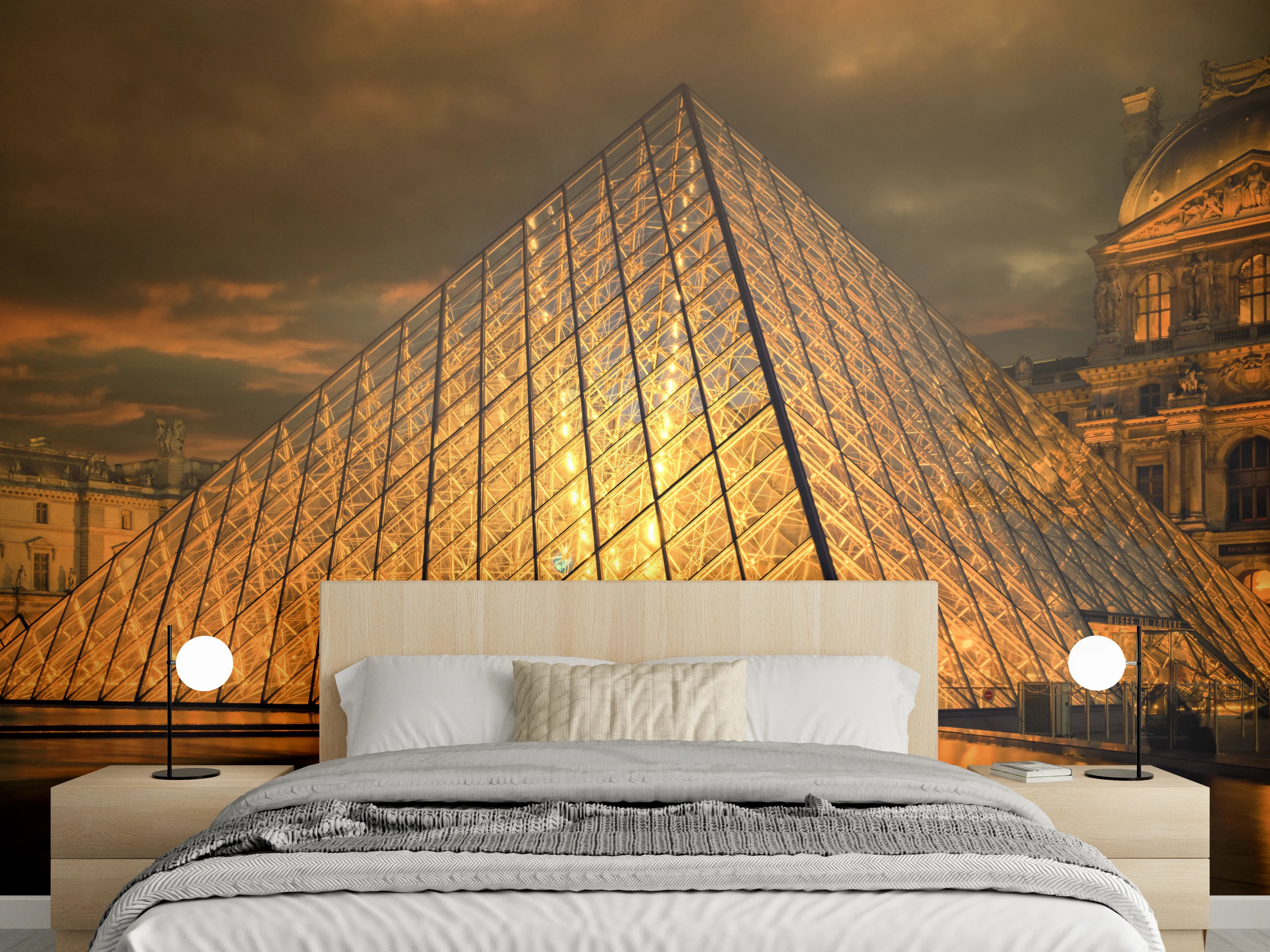 Wandverkleidung Schlafzimmer - Louvre-Pyramide bei Nacht – Goldene Architektur