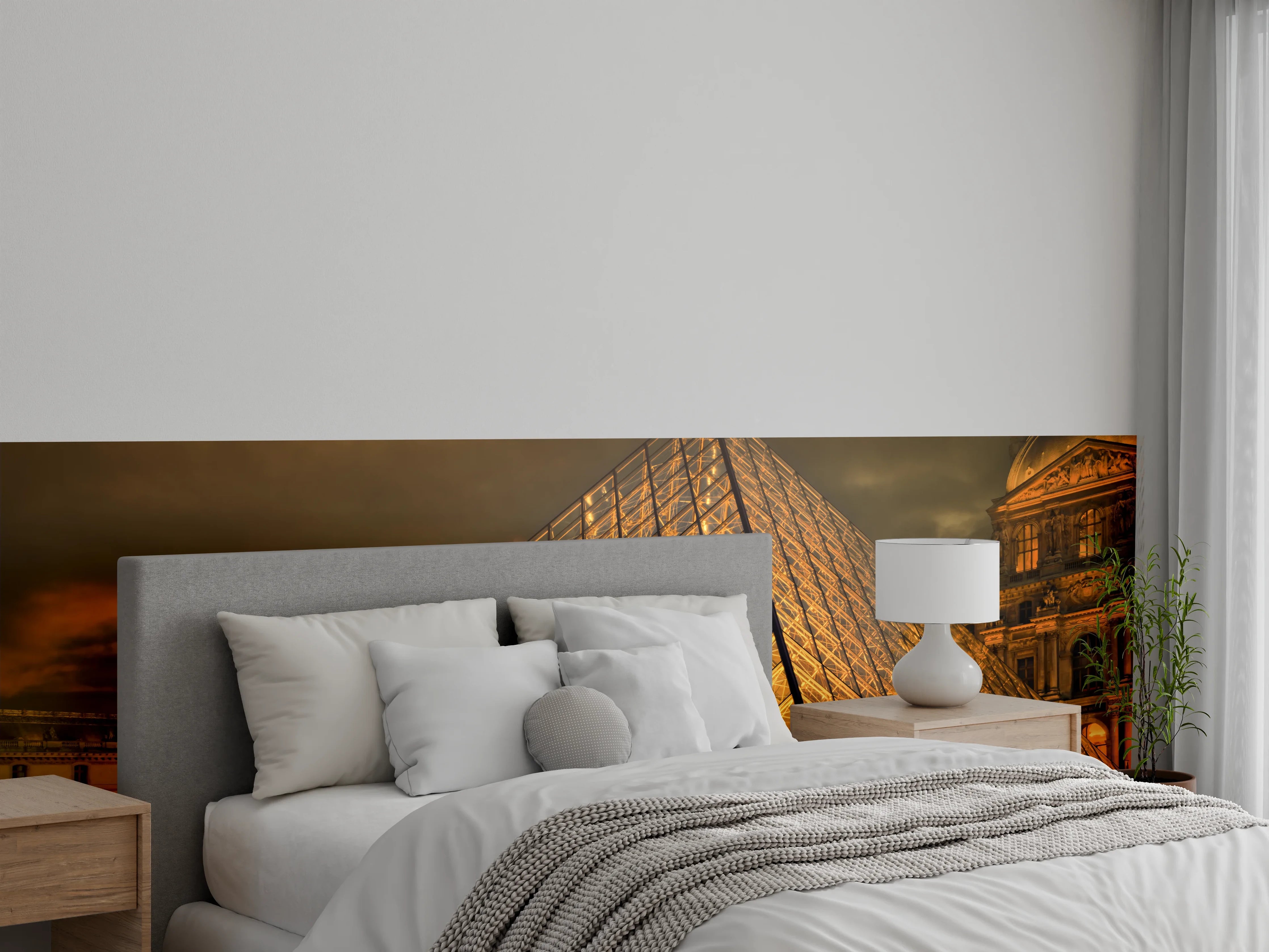 Wandverkleidung Schlafzimmer - Louvre-Pyramide bei Nacht – Goldene Architektur