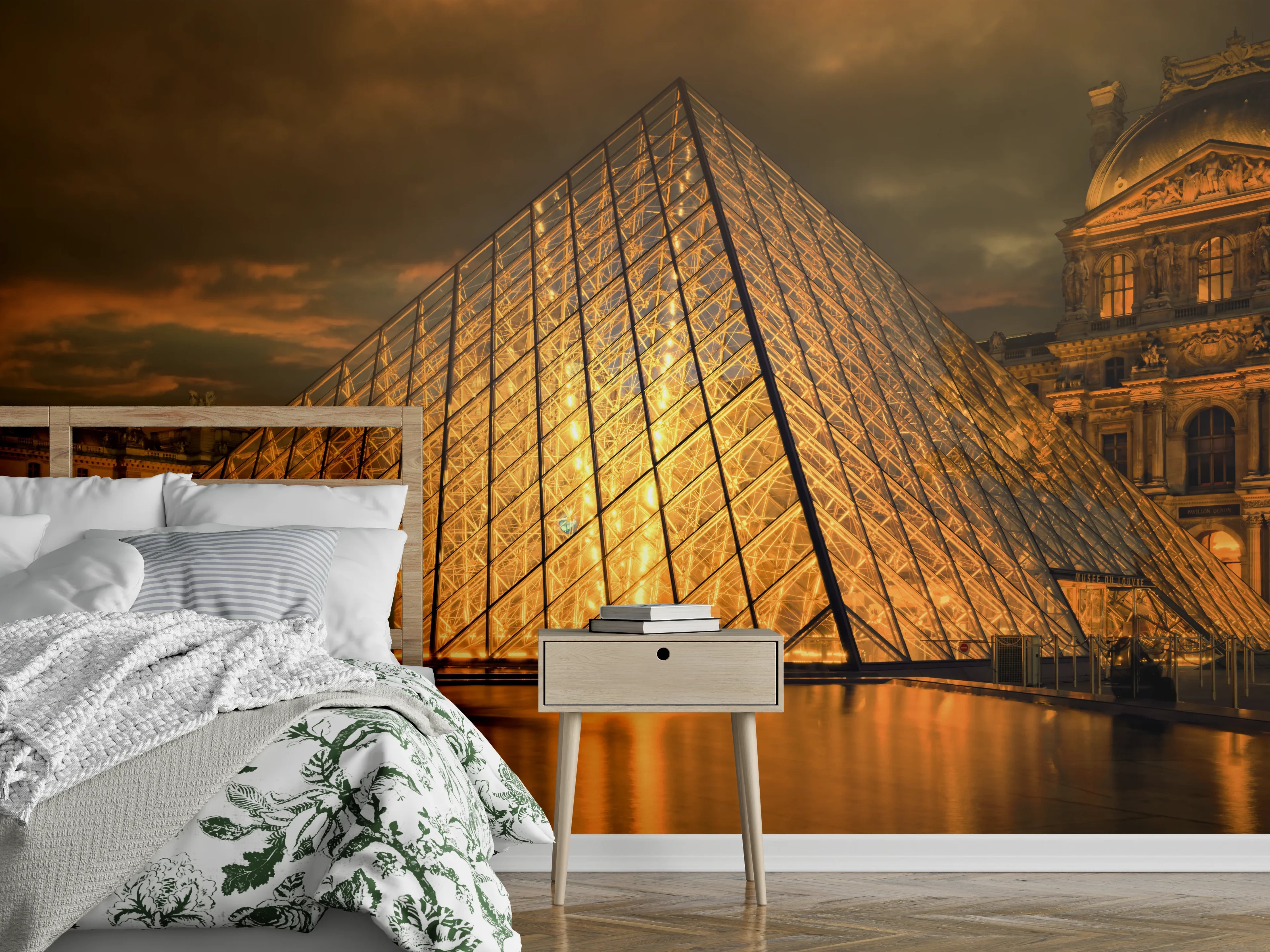 Wandverkleidung Schlafzimmer - Louvre-Pyramide bei Nacht – Goldene Architektur