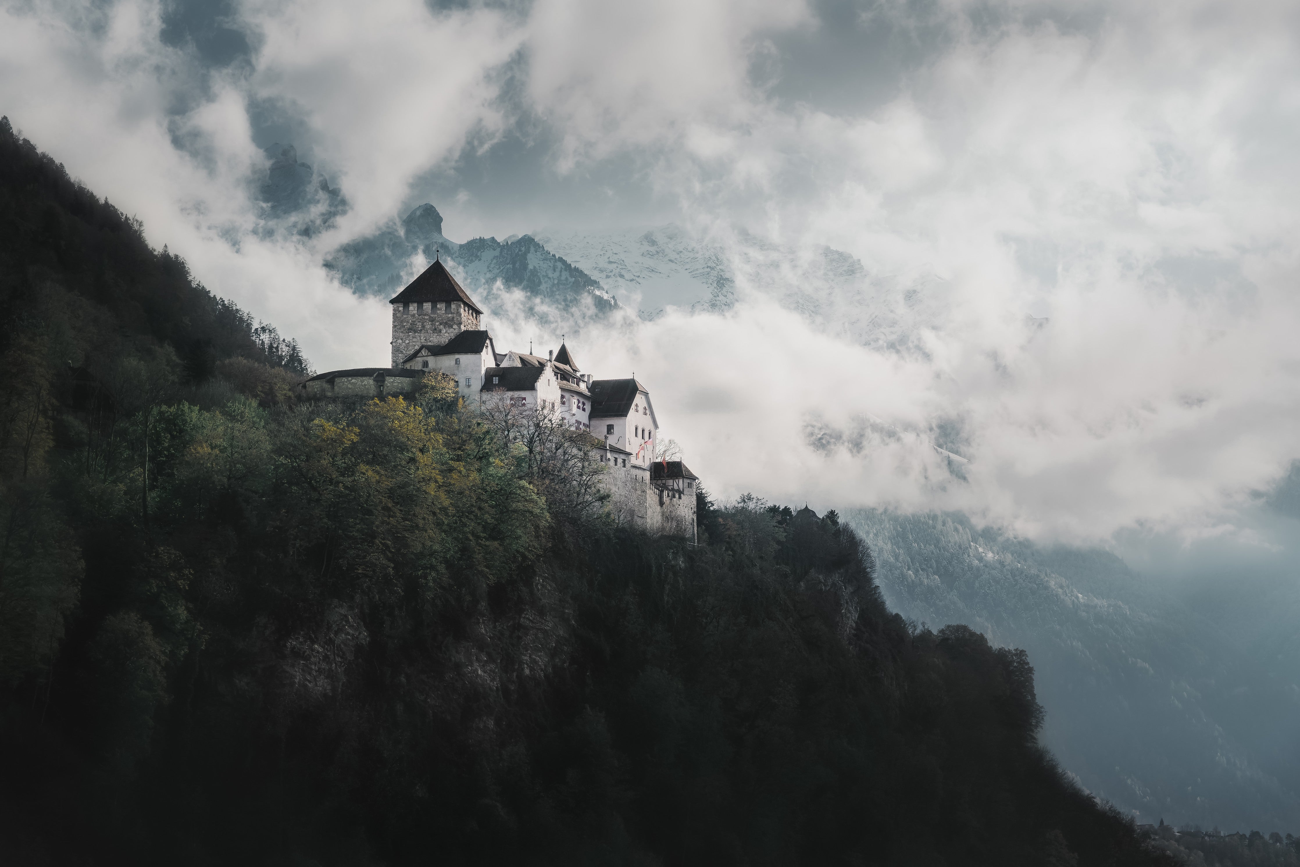 Wandverkleidung Schlafzimmer-Märchenhafte Burg auf Berg im Nebel