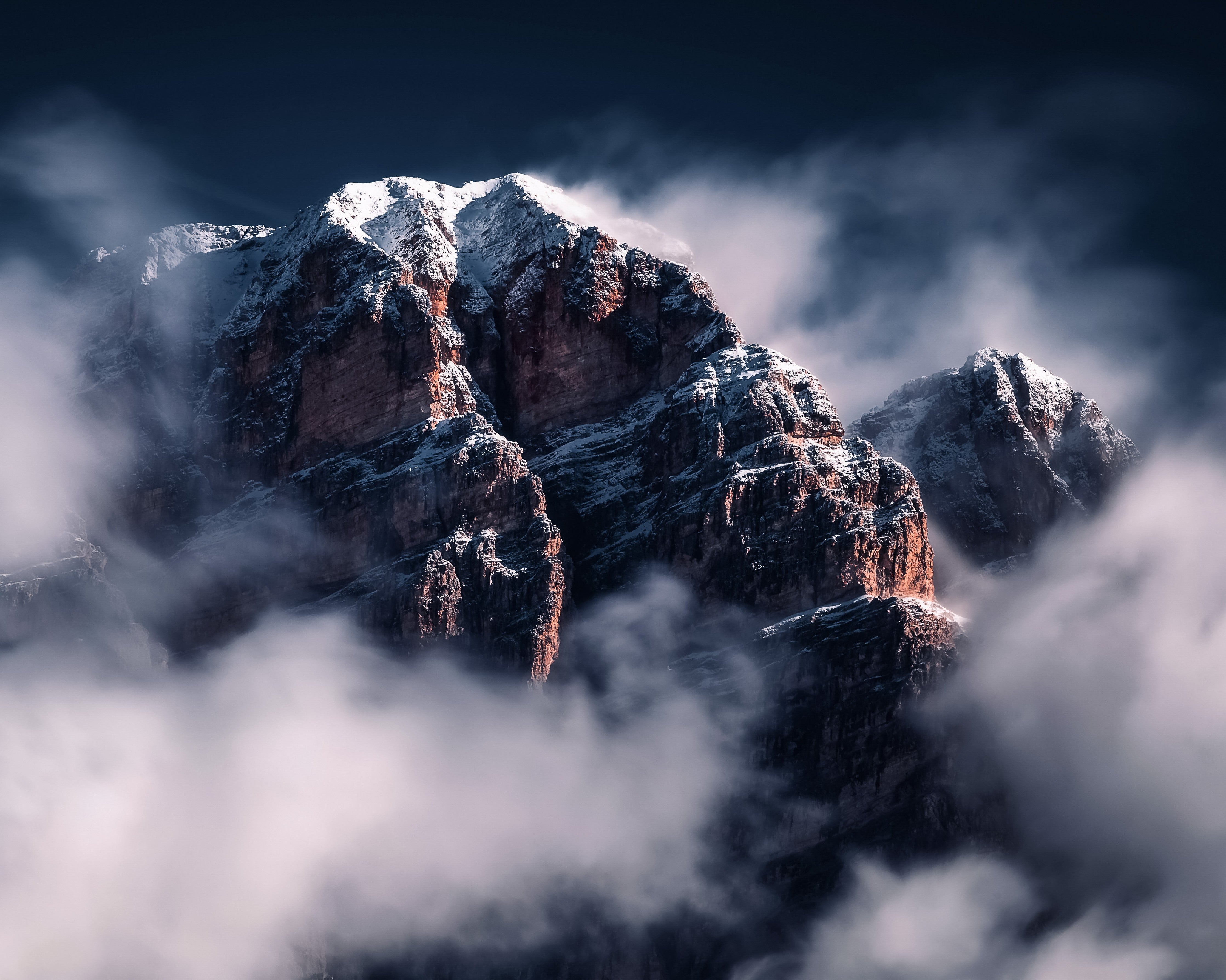 Wandverkleidung Schlafzimmer-Majestätische Berge im Nebel Panorama
