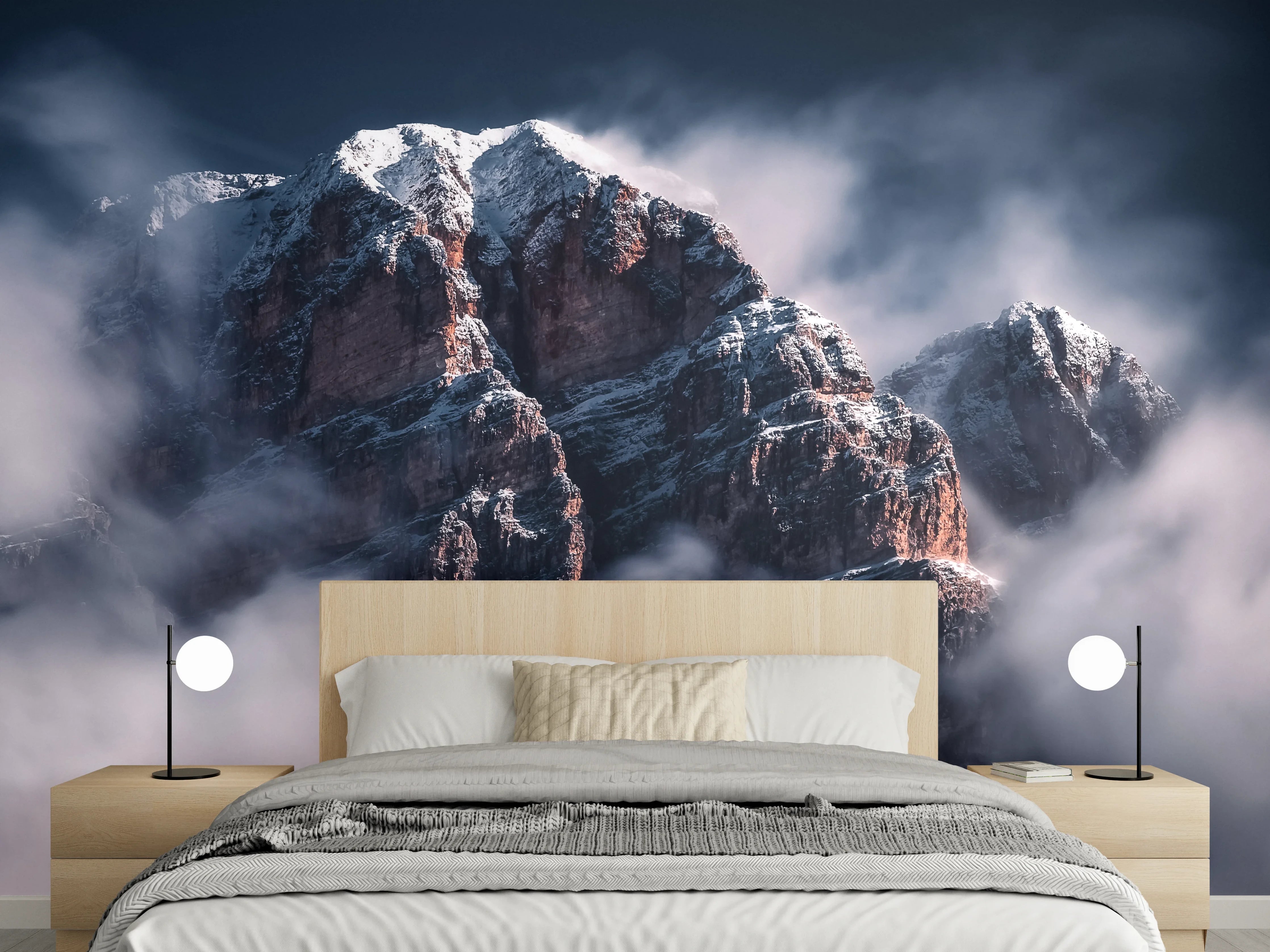 Wandverkleidung Schlafzimmer - Majestätische Berge im Nebel Panorama