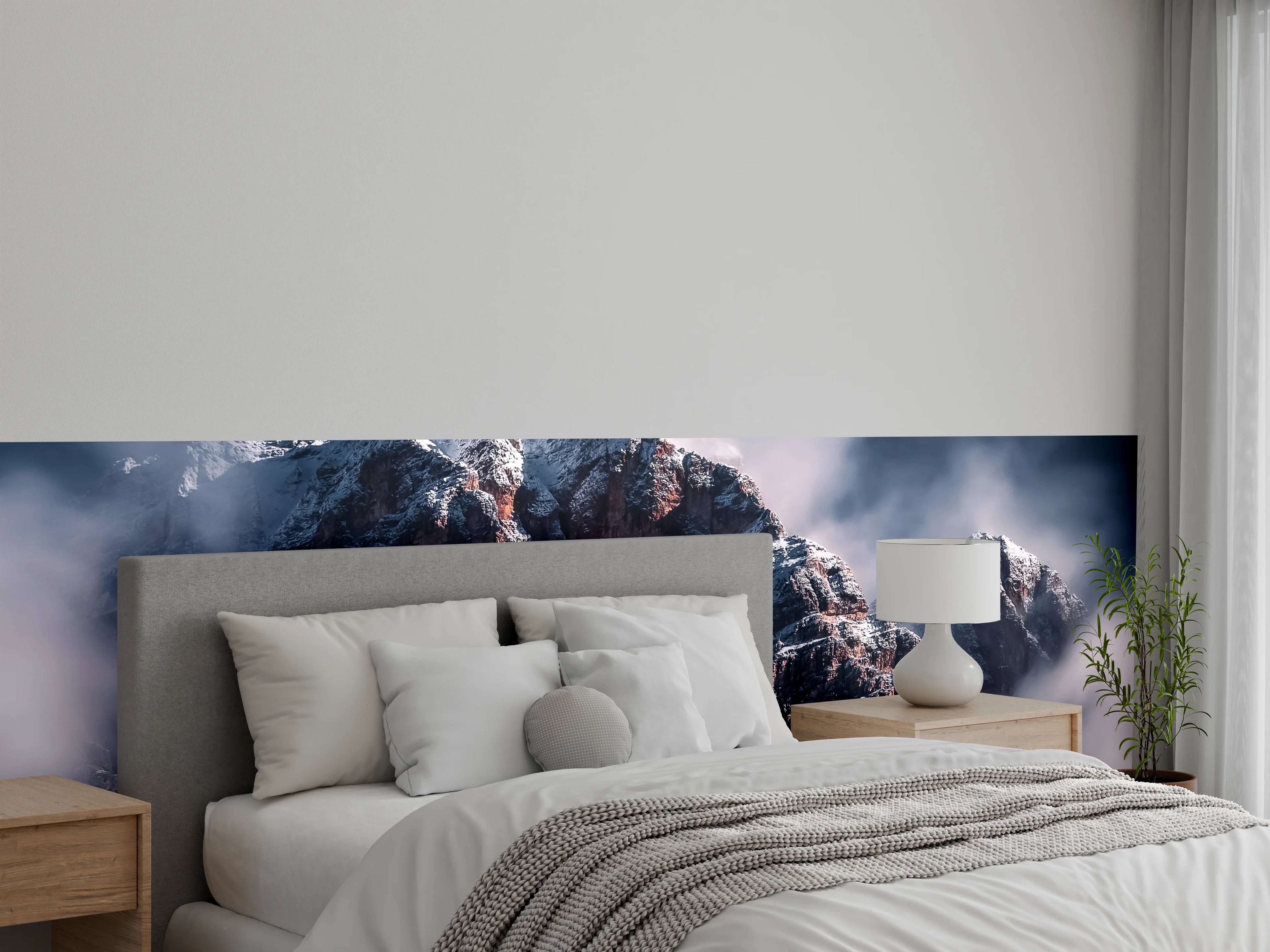 Wandverkleidung Schlafzimmer - Majestätische Berge im Nebel Panorama