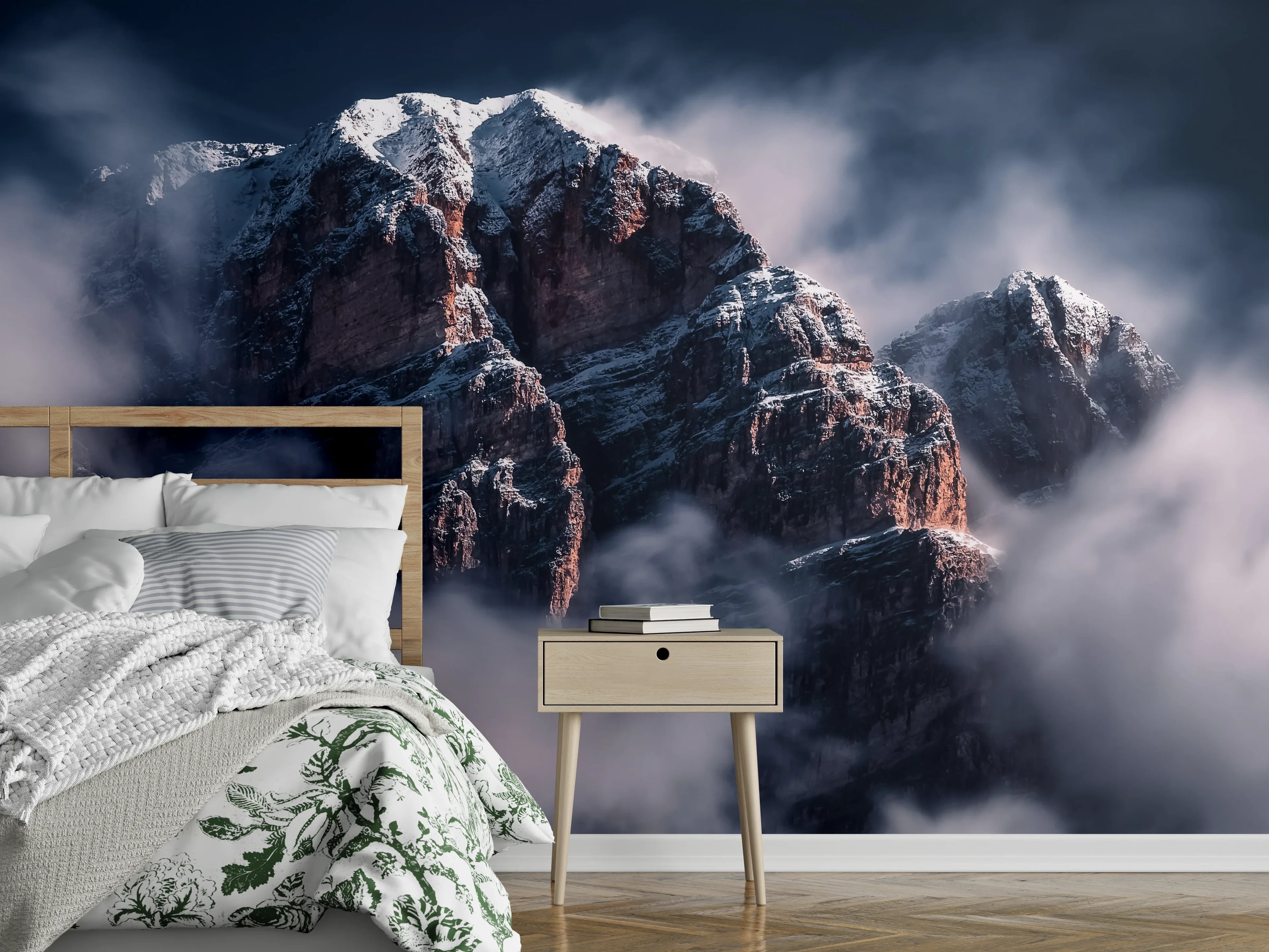 Wandverkleidung Schlafzimmer - Majestätische Berge im Nebel Panorama