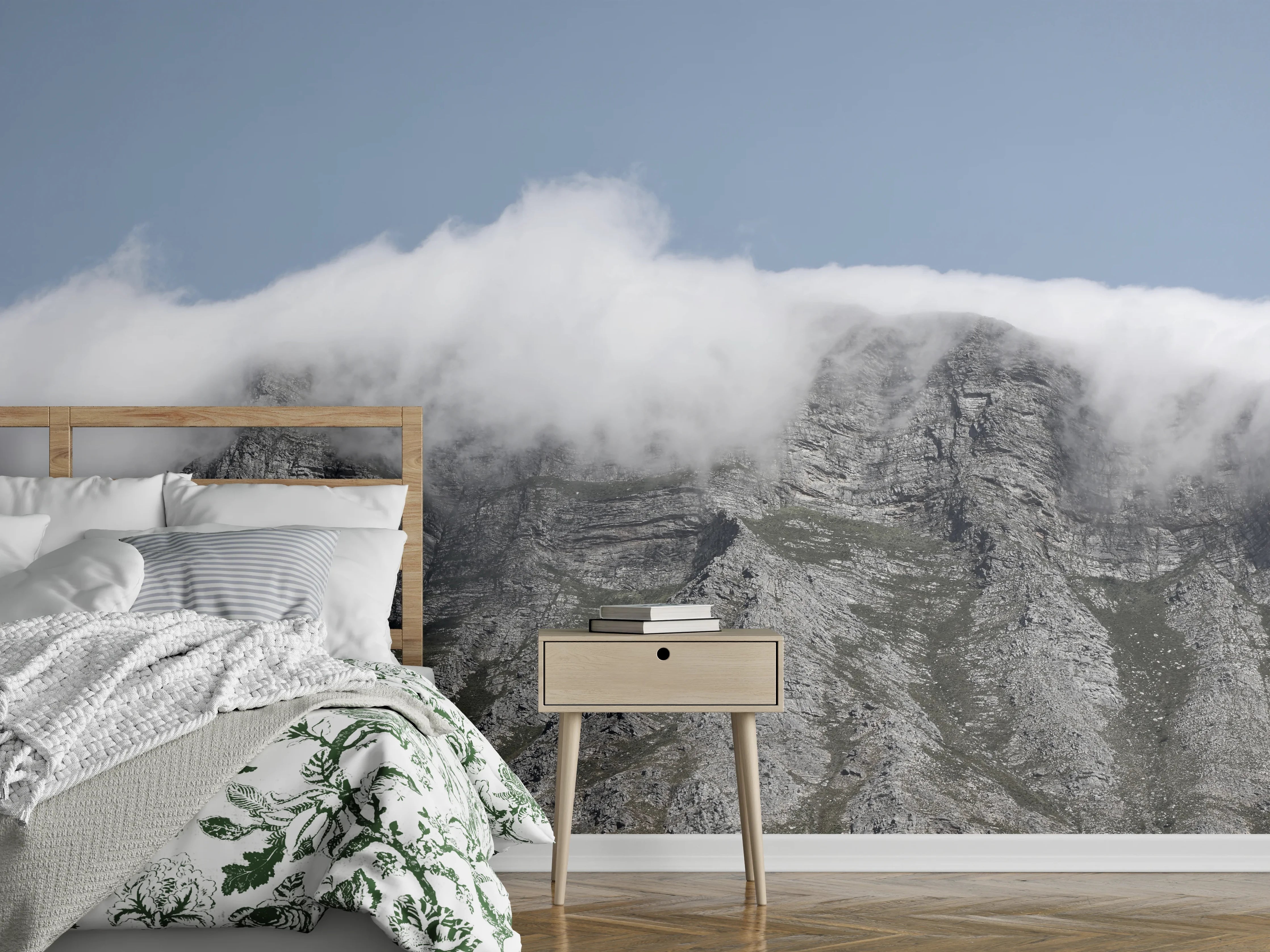 Wandverkleidung Schlafzimmer - Majestätische Berge mit Wolkenhaube
