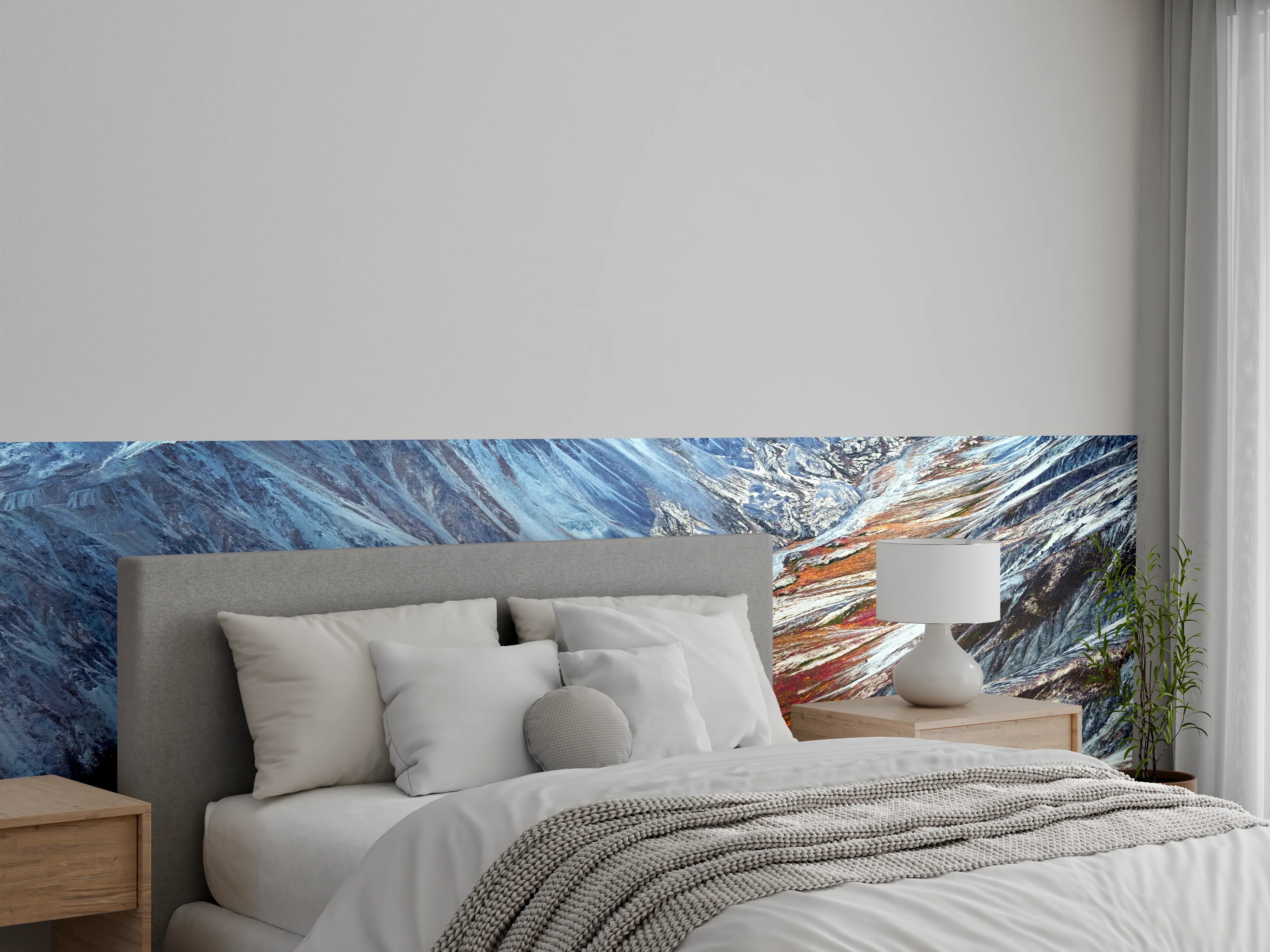 Wandverkleidung Schlafzimmer - Majestätische Berglandschaft im Farbenspiel
