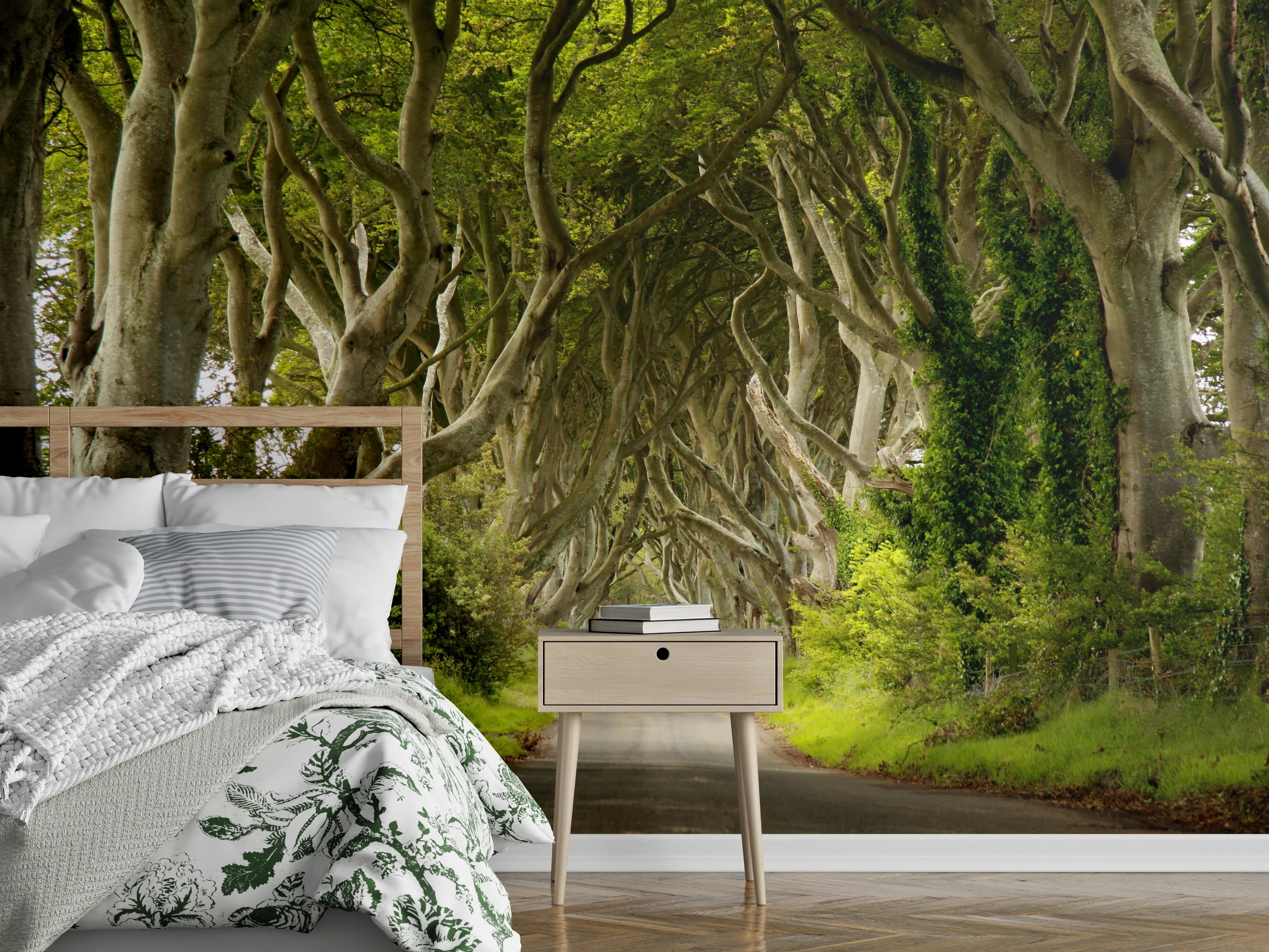 Wandverkleidung Schlafzimmer - Majestätischer Baumweg mit grünen Blättern