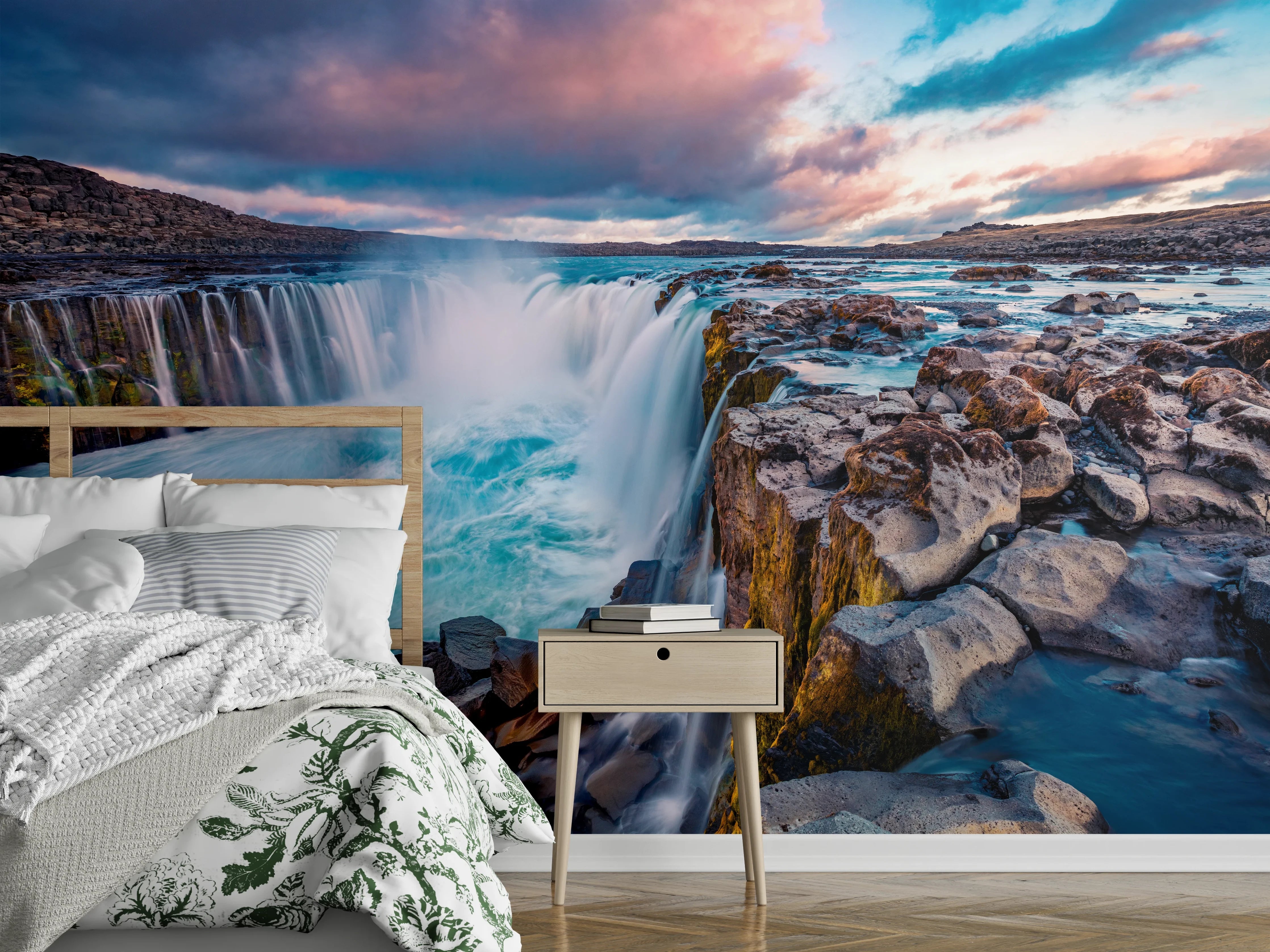 Wandverkleidung Schlafzimmer - Majestätischer Wasserfall bei Sonnenuntergang