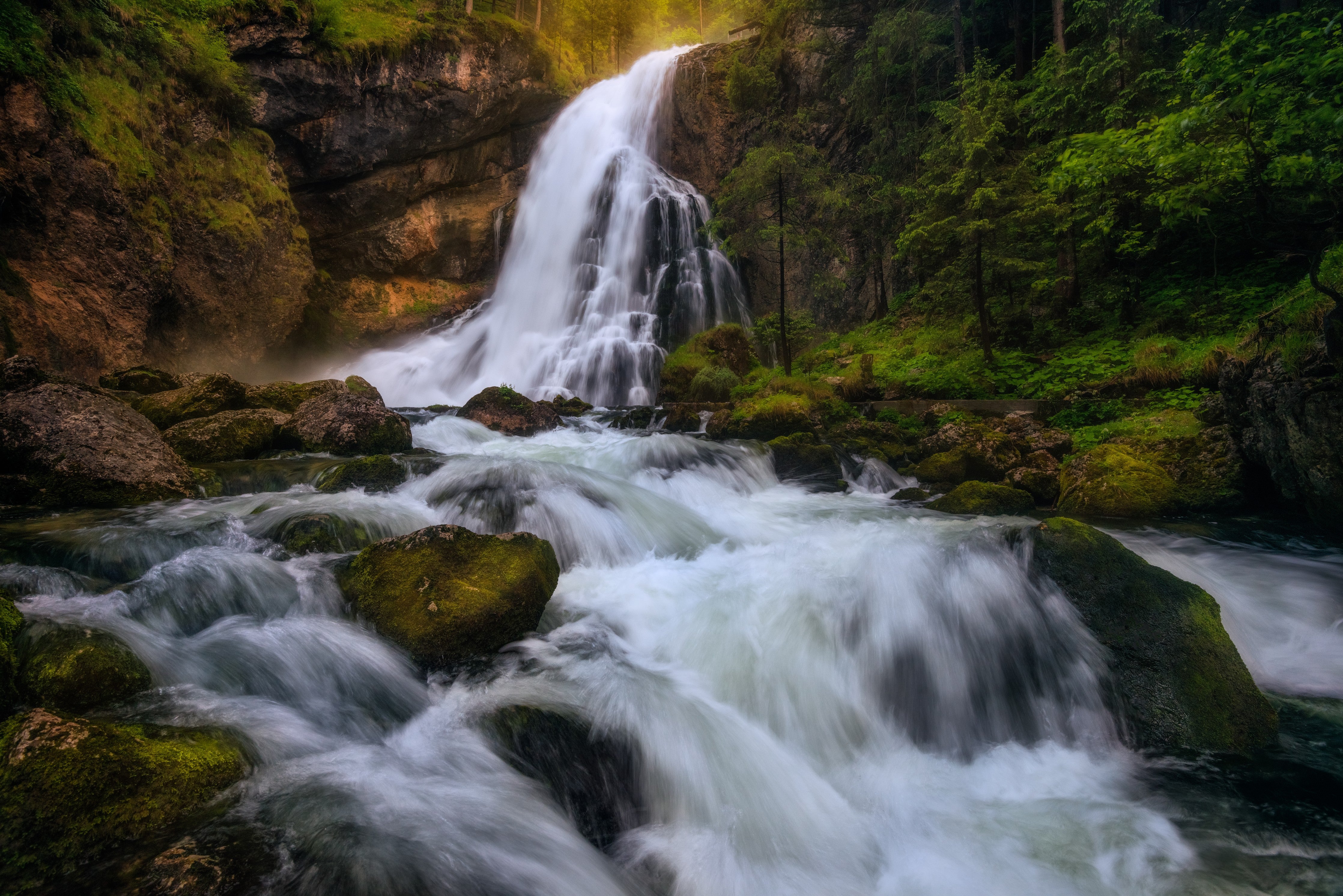 Wandverkleidung Schlafzimmer-Majestätischer Wasserfall im Wald