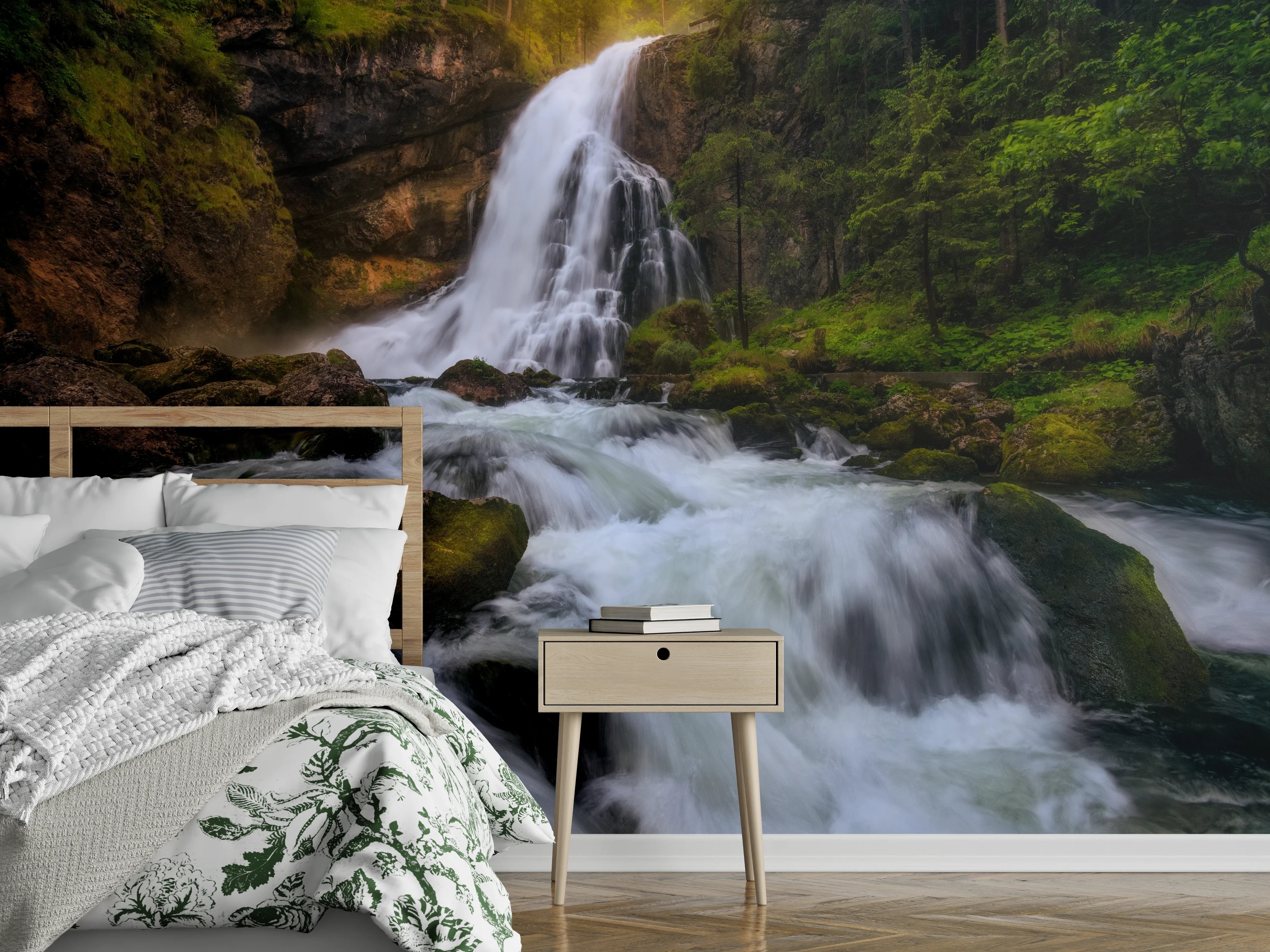 Wandverkleidung Schlafzimmer - Majestätischer Wasserfall im Wald
