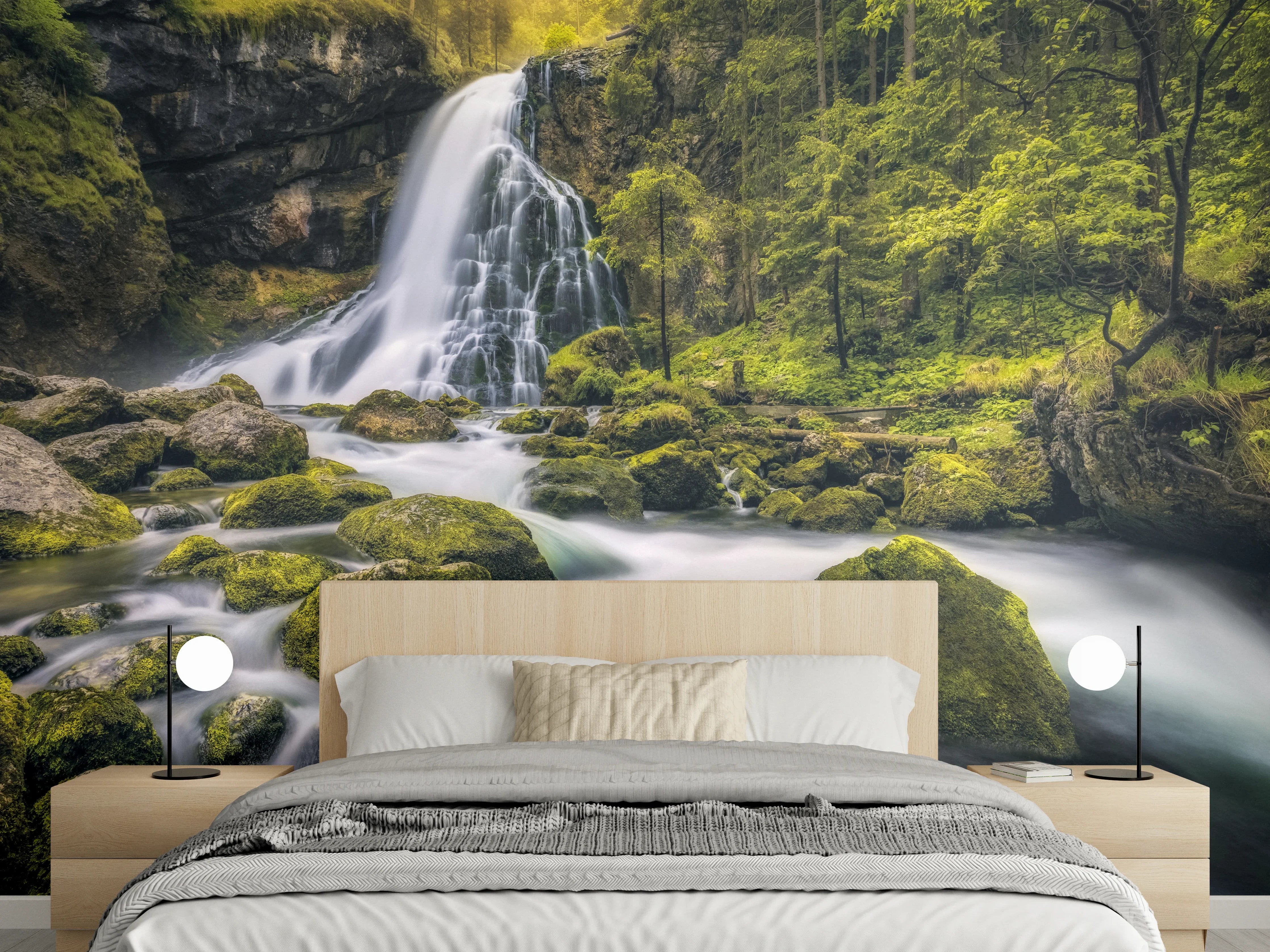Wandverkleidung Schlafzimmer - Majestätischer Wasserfall in grünem Wald
