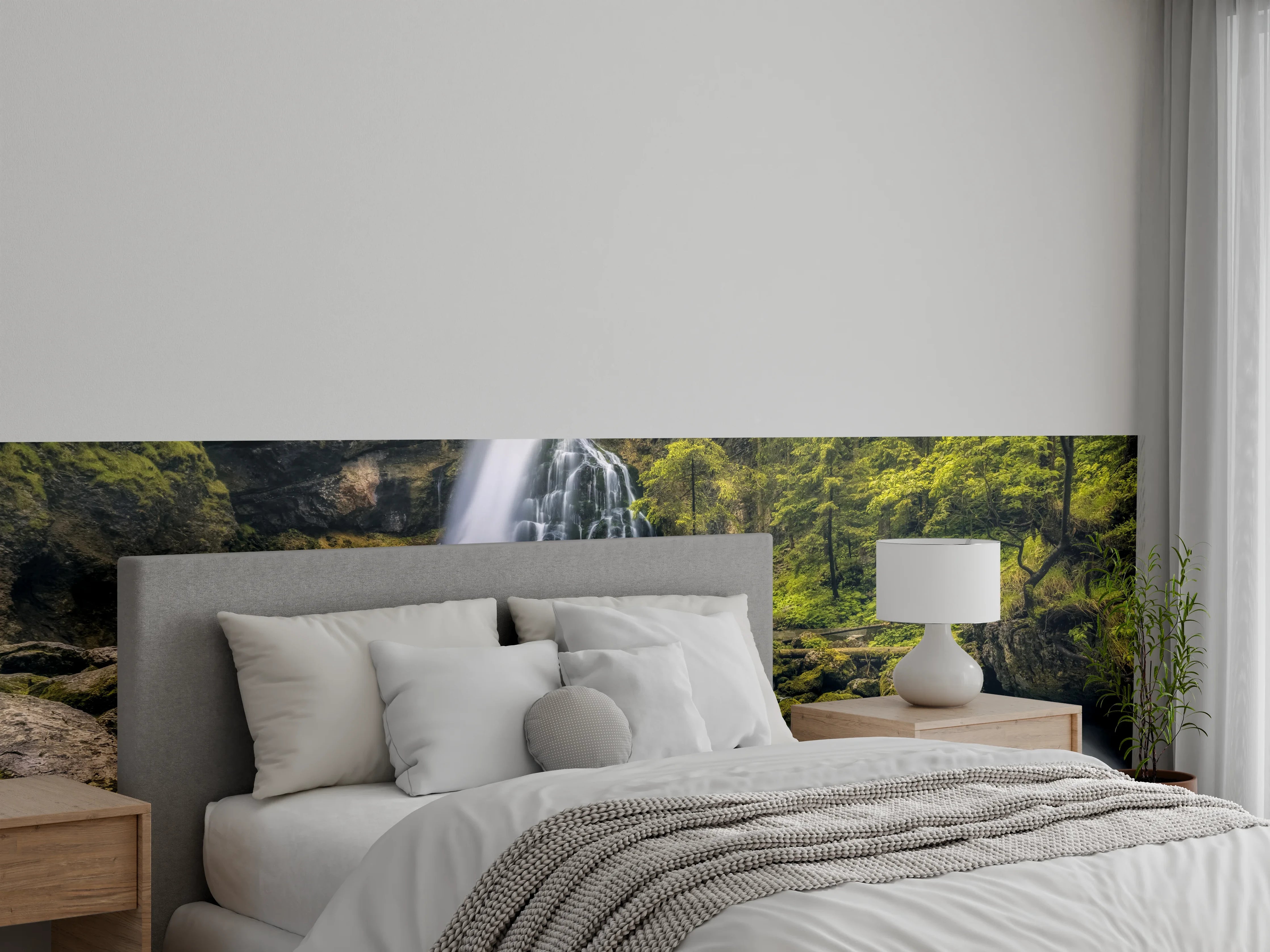 Wandverkleidung Schlafzimmer - Majestätischer Wasserfall in grünem Wald
