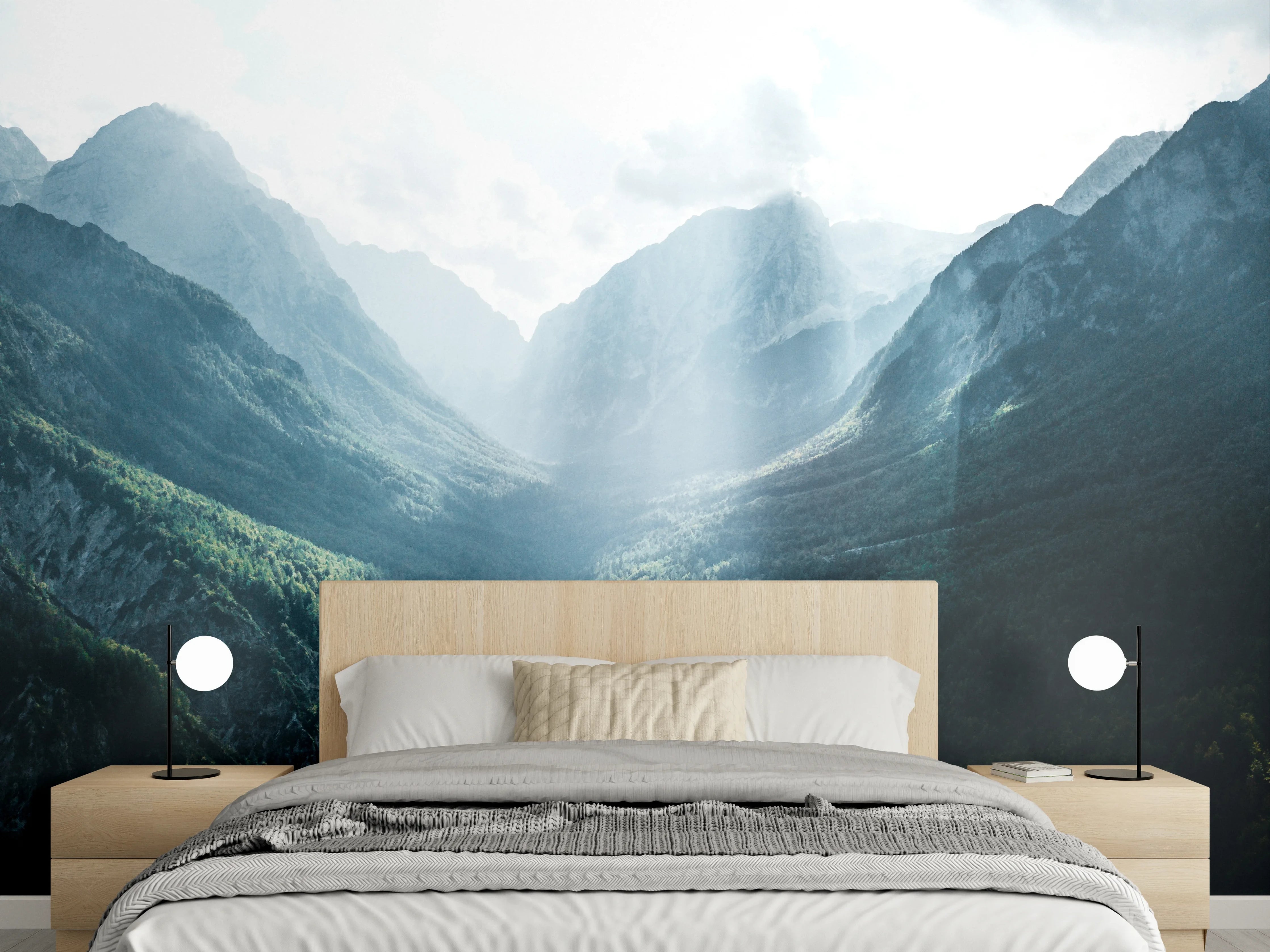 Wandverkleidung Schlafzimmer - Majestätisches Bergpanorama mit Lichtstrahlen