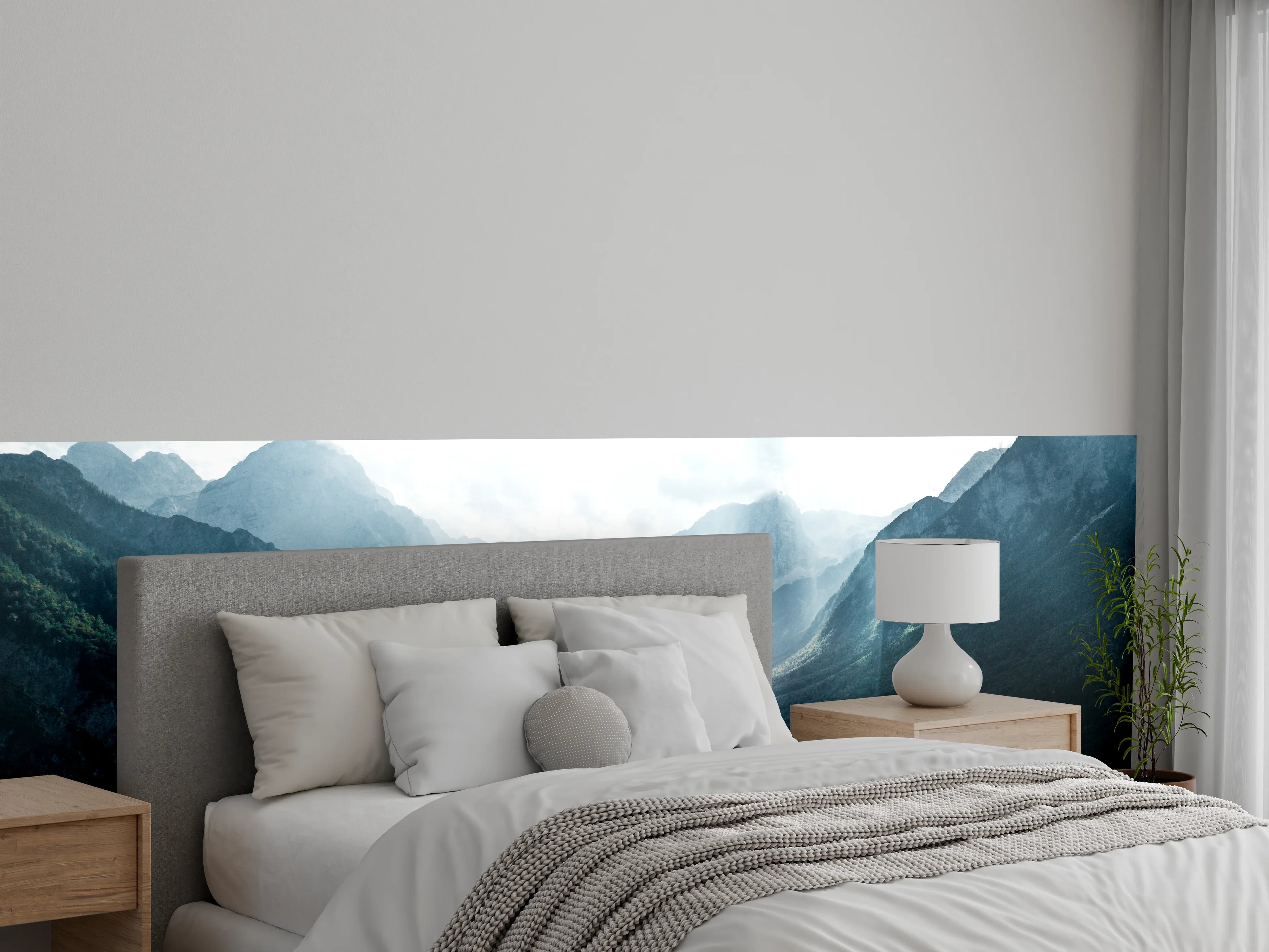 Wandverkleidung Schlafzimmer - Majestätisches Bergpanorama mit Lichtstrahlen