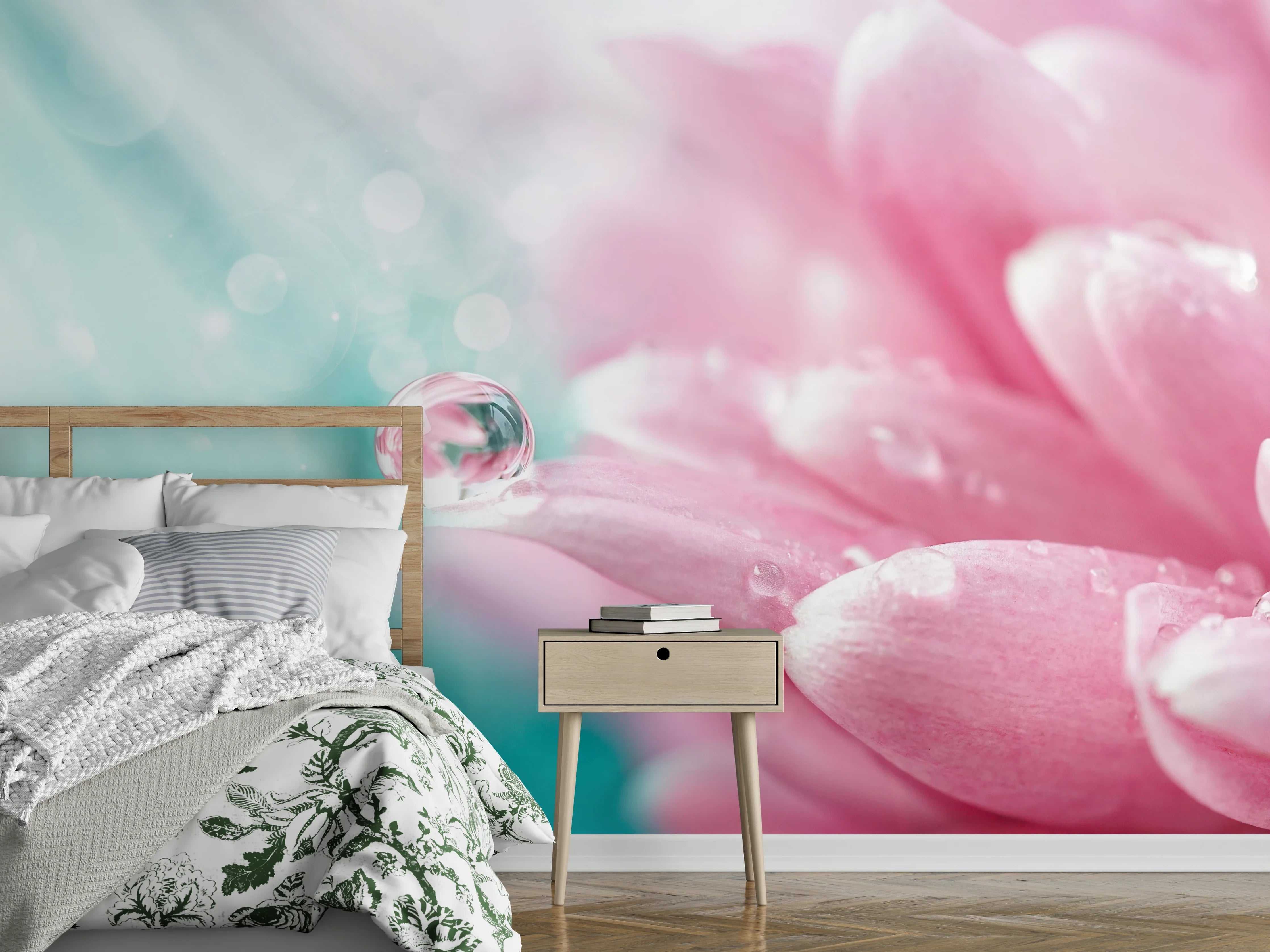 Wandverkleidung Schlafzimmer - Makroaufnahme rosa Blüte mit Tautropfen