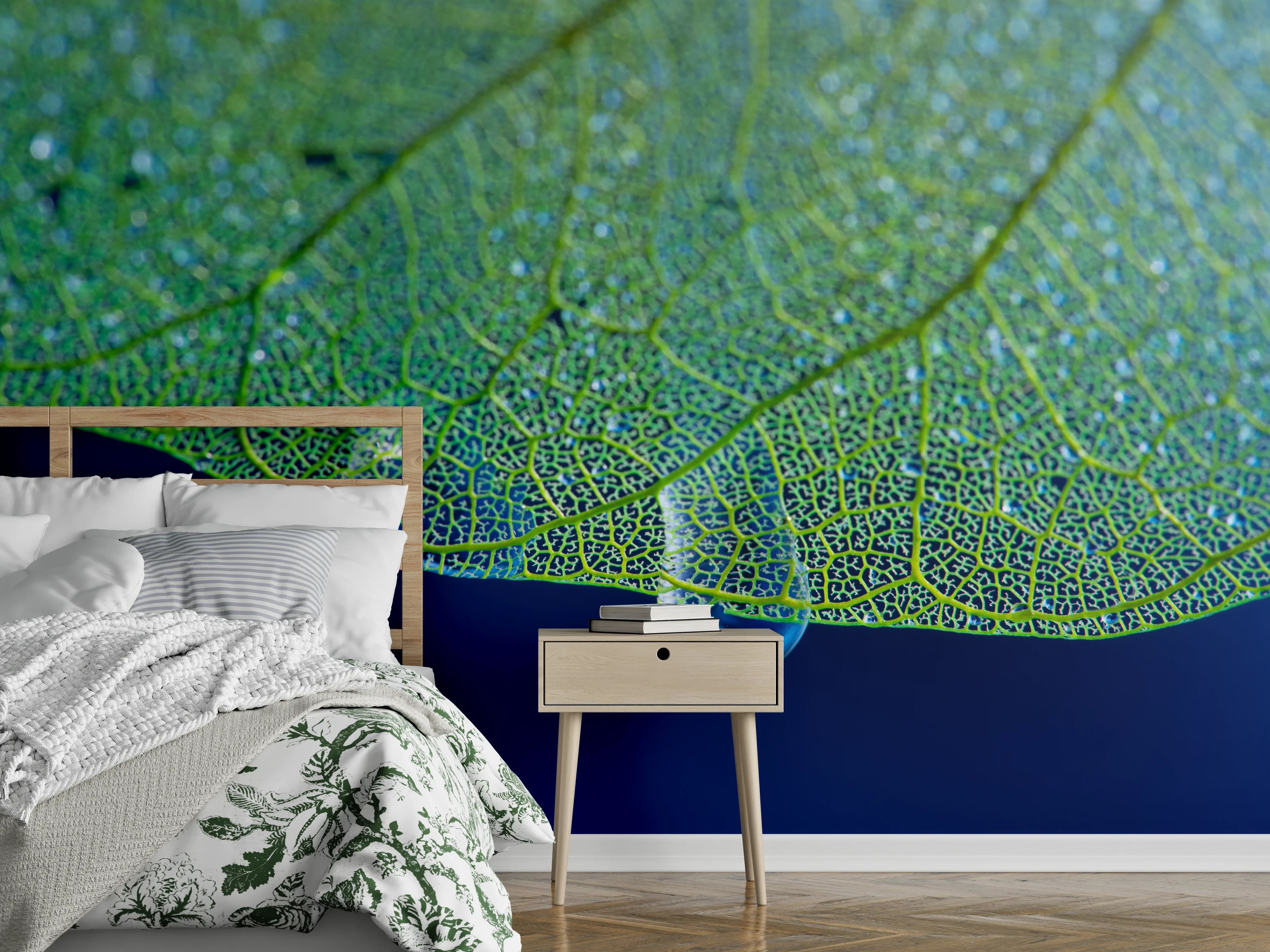 Wandverkleidung Schlafzimmer - Makroaufnahme: Tau auf grünem Blatt