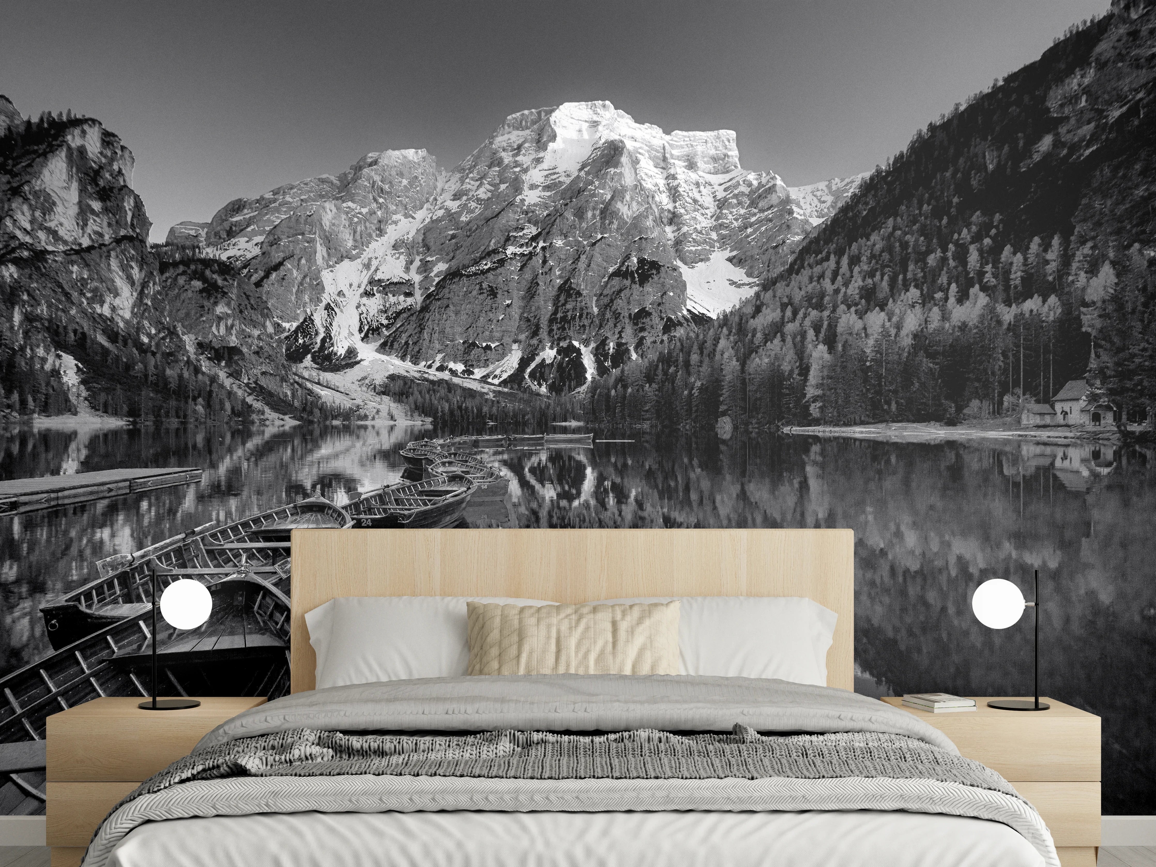Wandverkleidung Schlafzimmer - Malerei mit Bergseen und Booten in Schwarz-Weiß