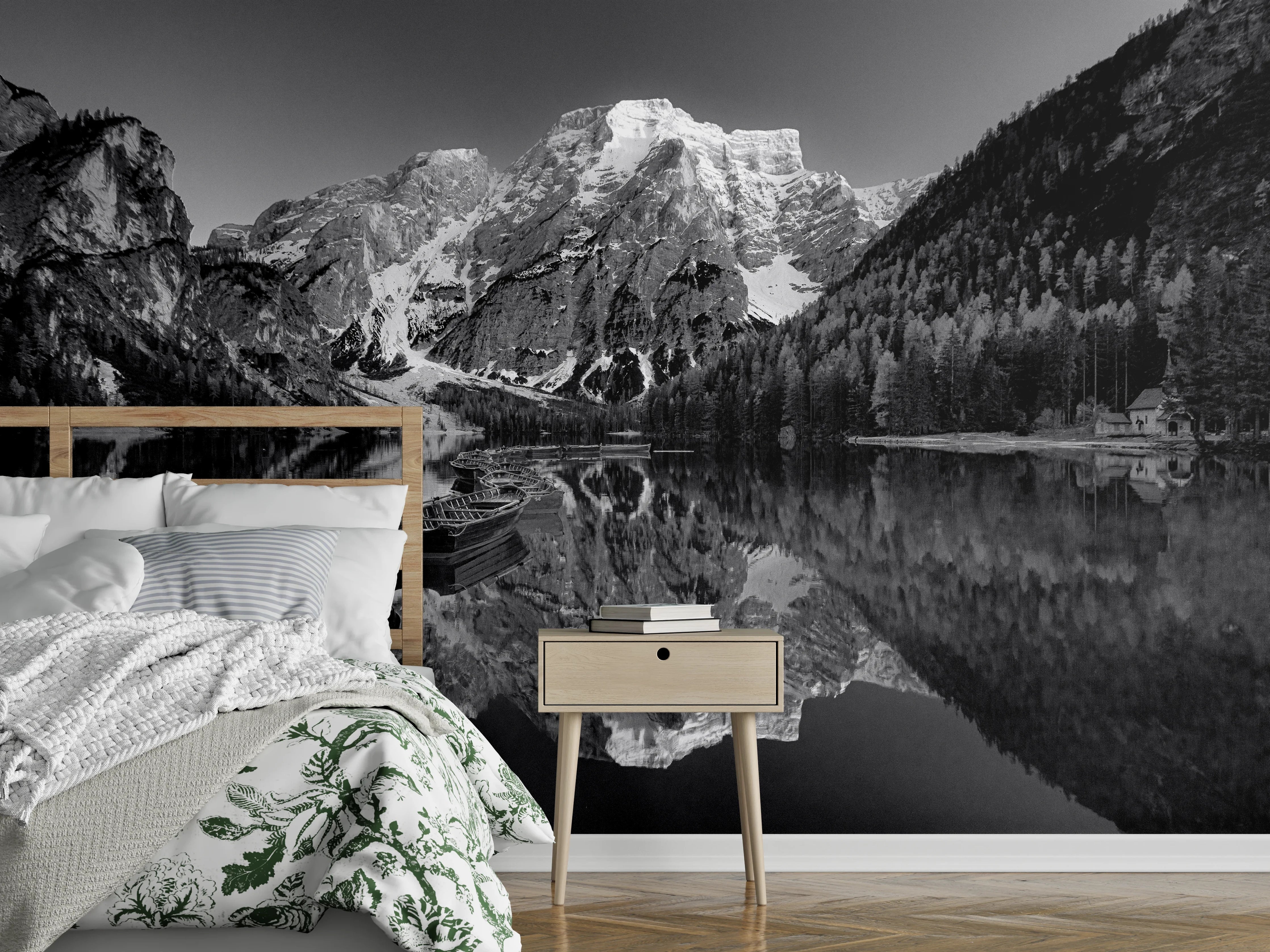 Wandverkleidung Schlafzimmer - Malerei mit Bergseen und Booten in Schwarz-Weiß