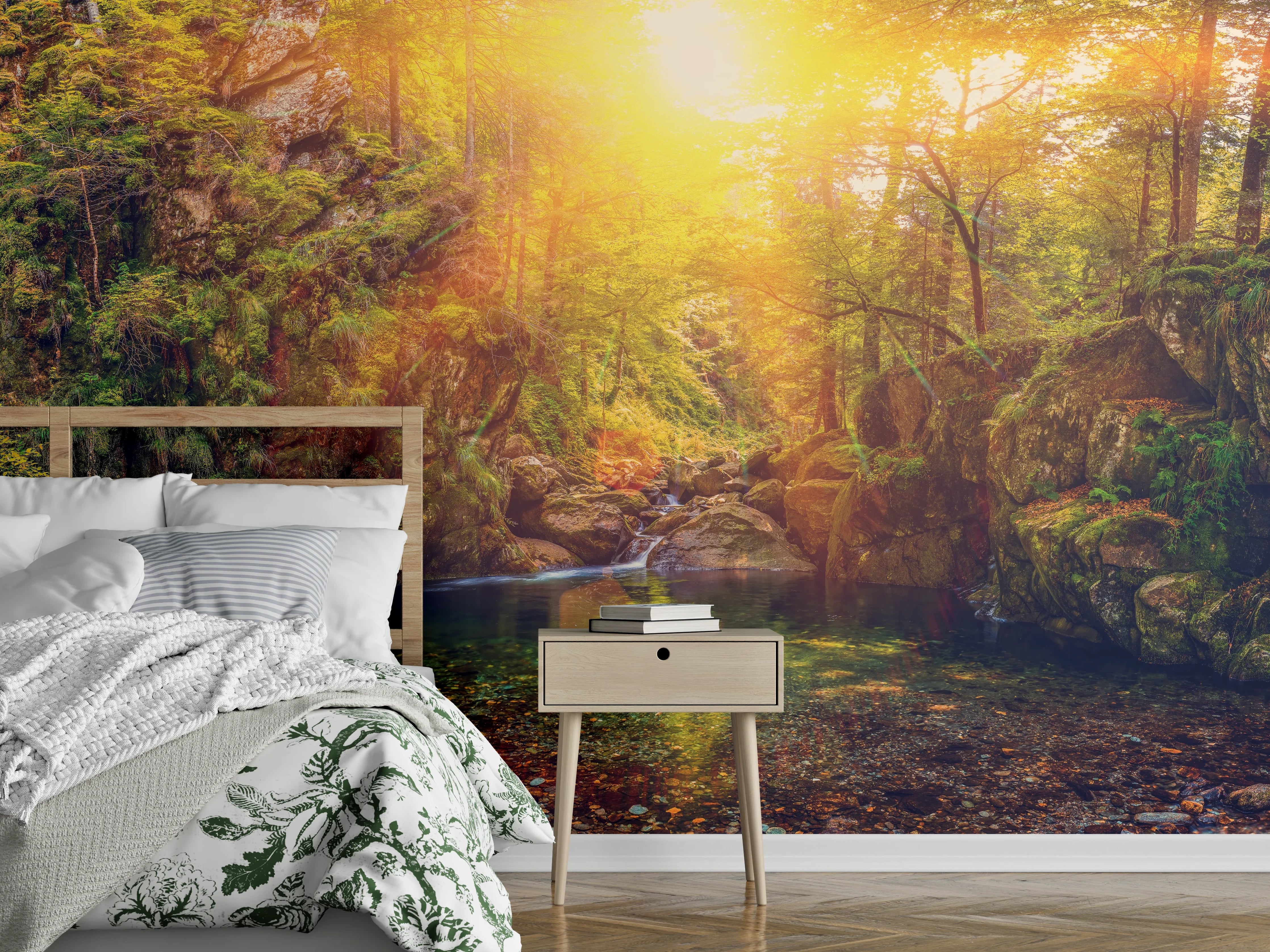 Wandverkleidung Schlafzimmer - Malerischer Sonnenstrahl am Waldfluss