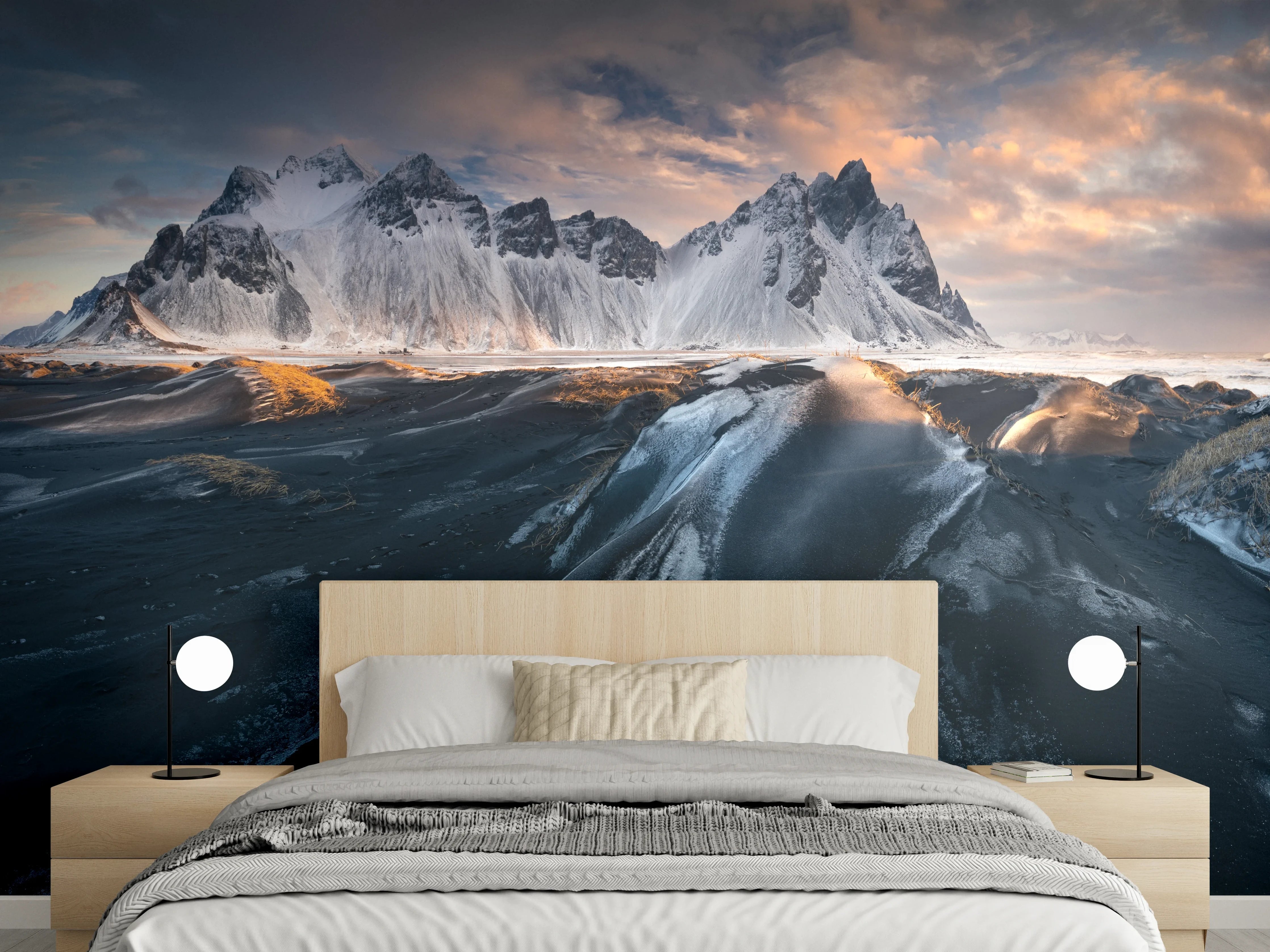 Wandverkleidung Schlafzimmer - Mystische schwarze Sandlandschaft mit Bergen