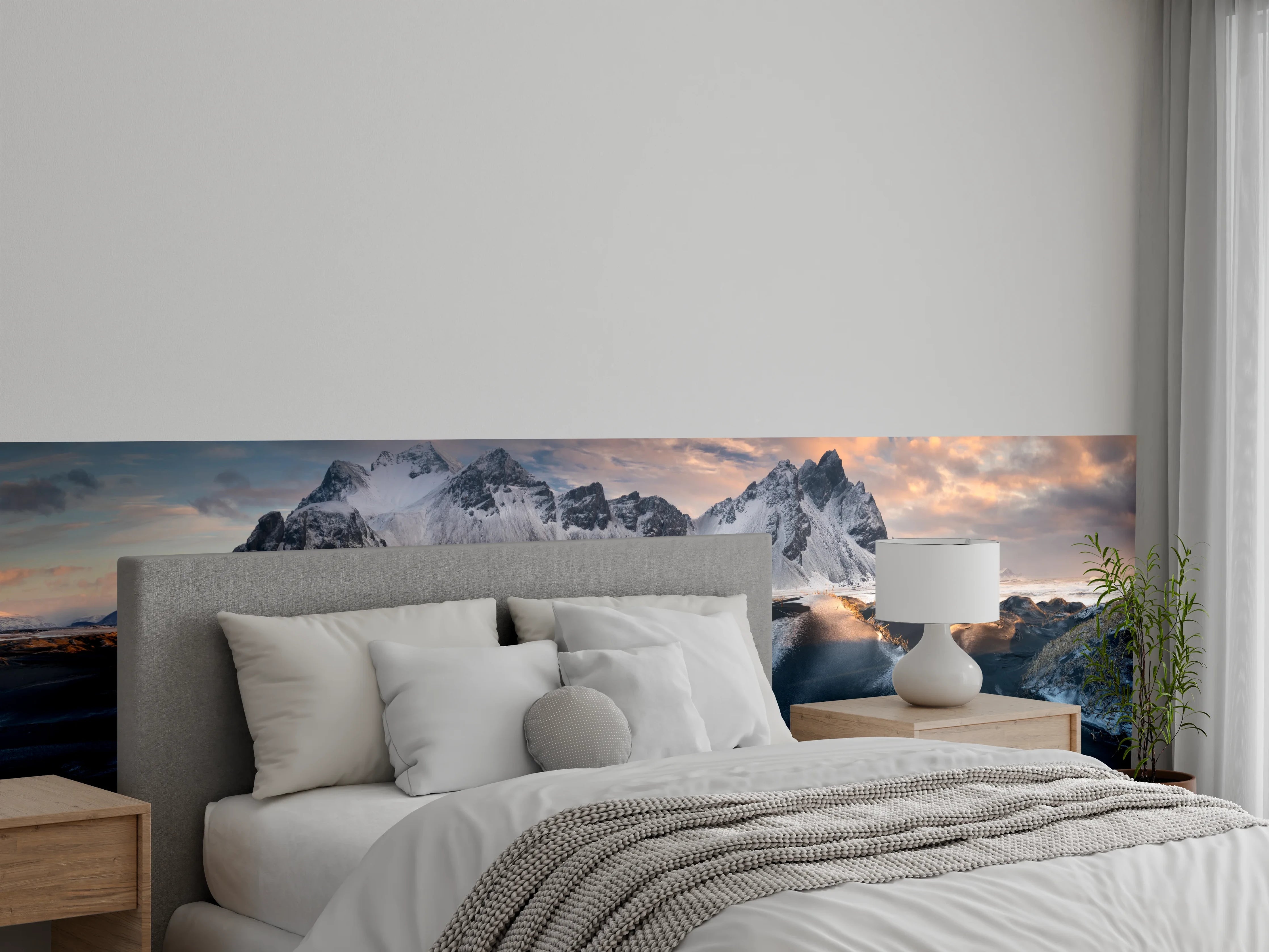 Wandverkleidung Schlafzimmer - Mystische schwarze Sandlandschaft mit Bergen