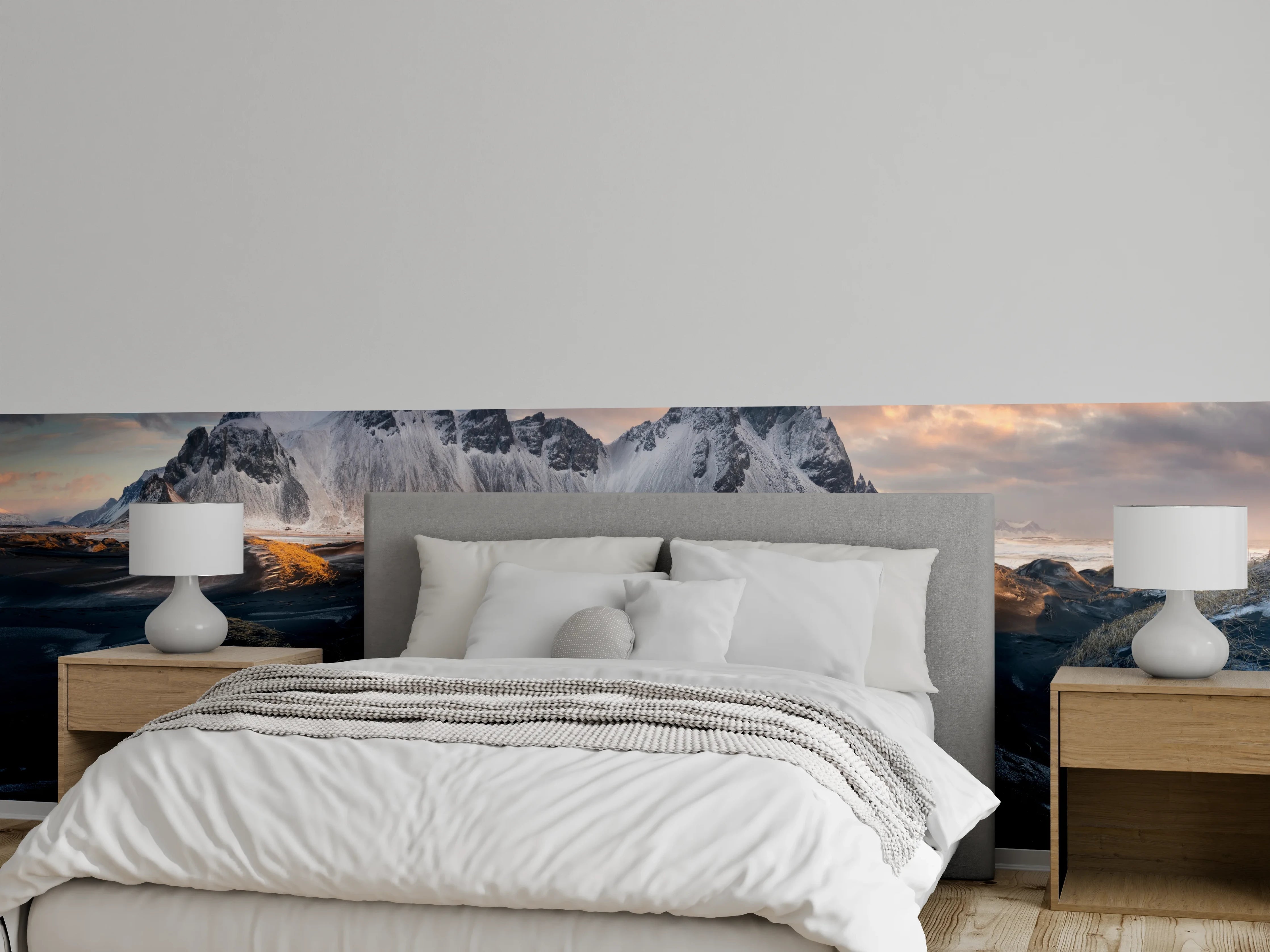 Wandverkleidung Schlafzimmer - Mystische schwarze Sandlandschaft mit Bergen
