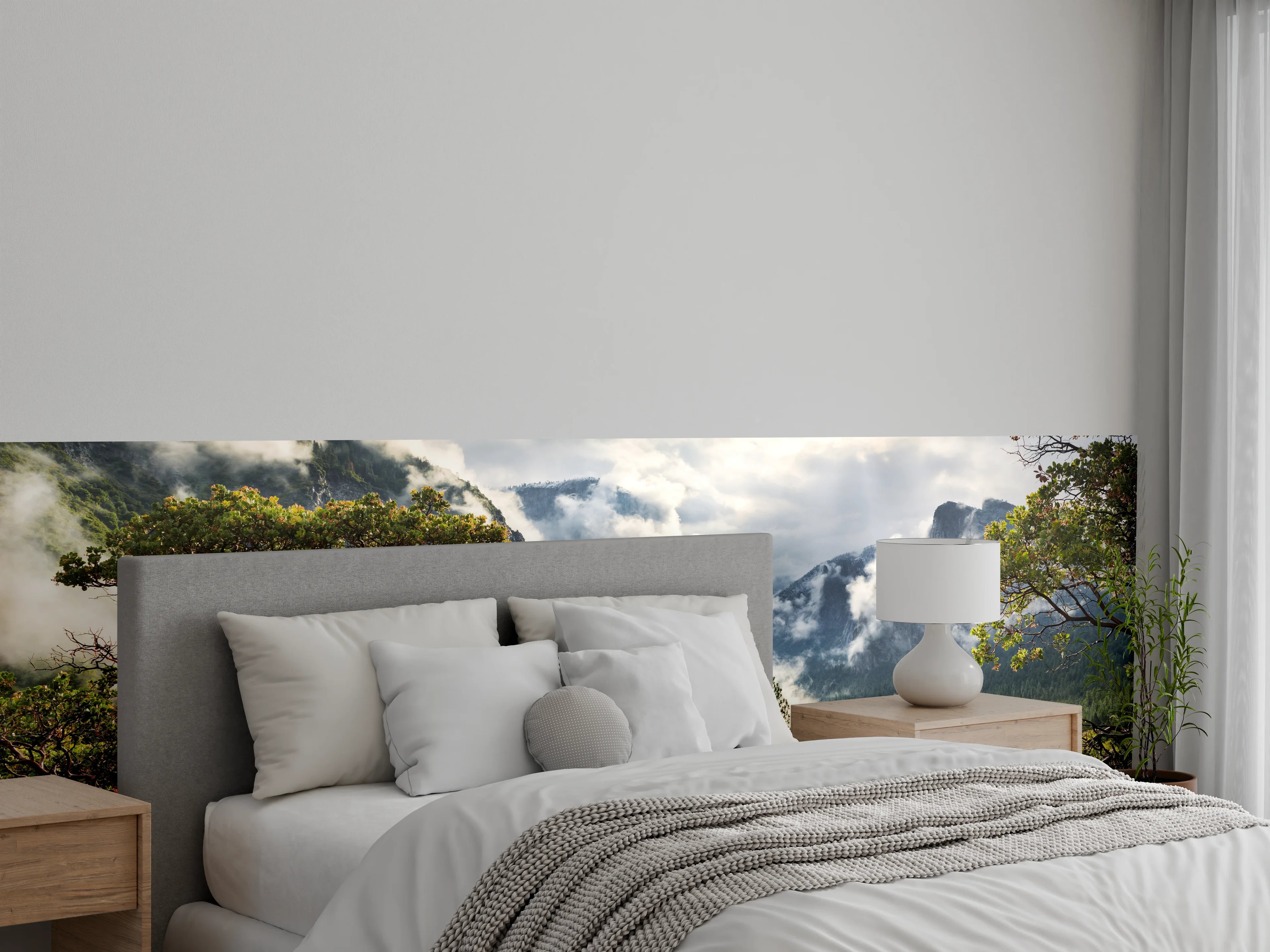 Wandverkleidung Schlafzimmer - Mystischer Bergwald im Sonnenlicht