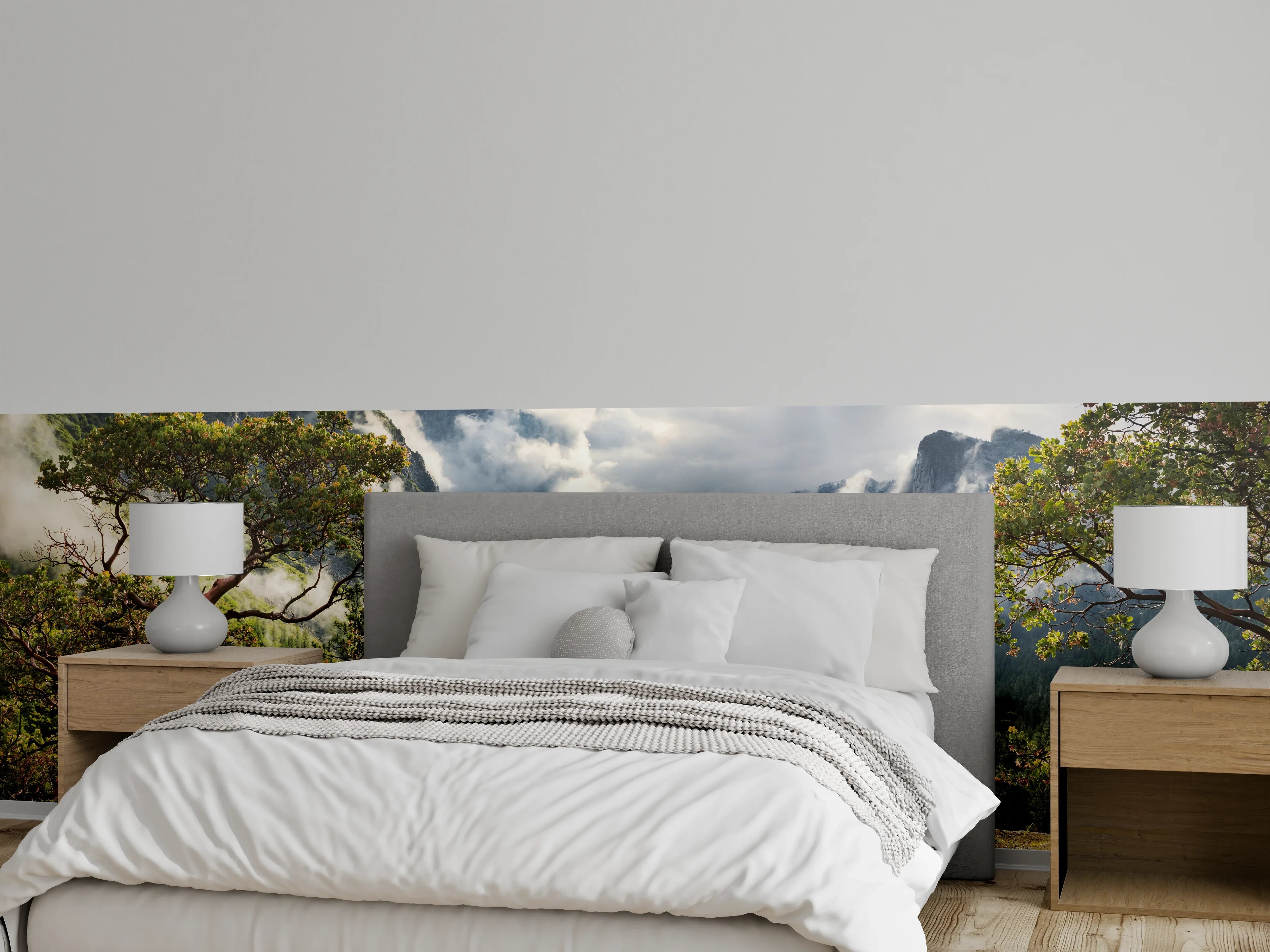 Wandverkleidung Schlafzimmer - Mystischer Bergwald im Sonnenlicht