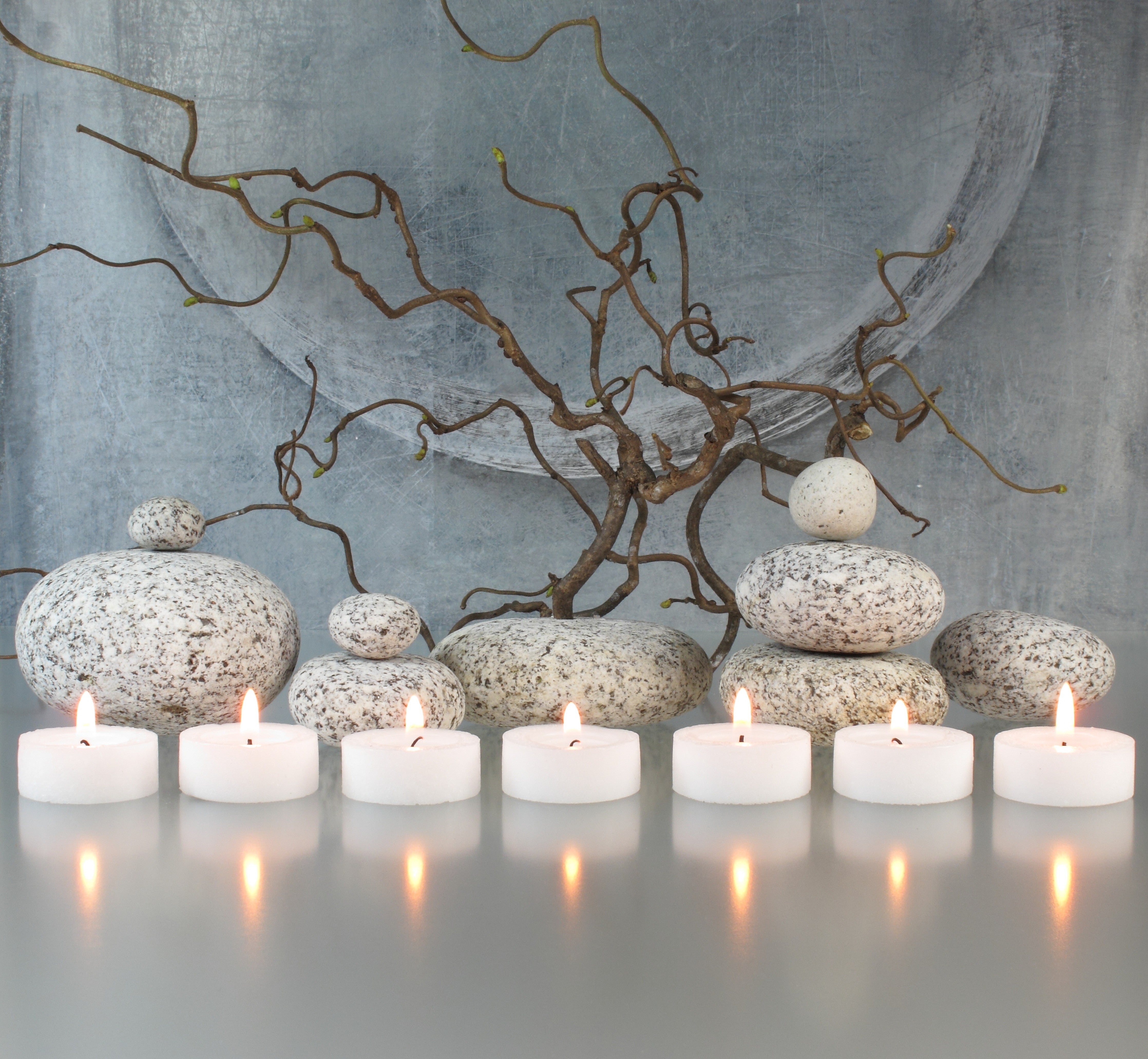 Wandverkleidung Schlafzimmer-Naturinspirierte Dekoration mit Steinen und Zweigen
