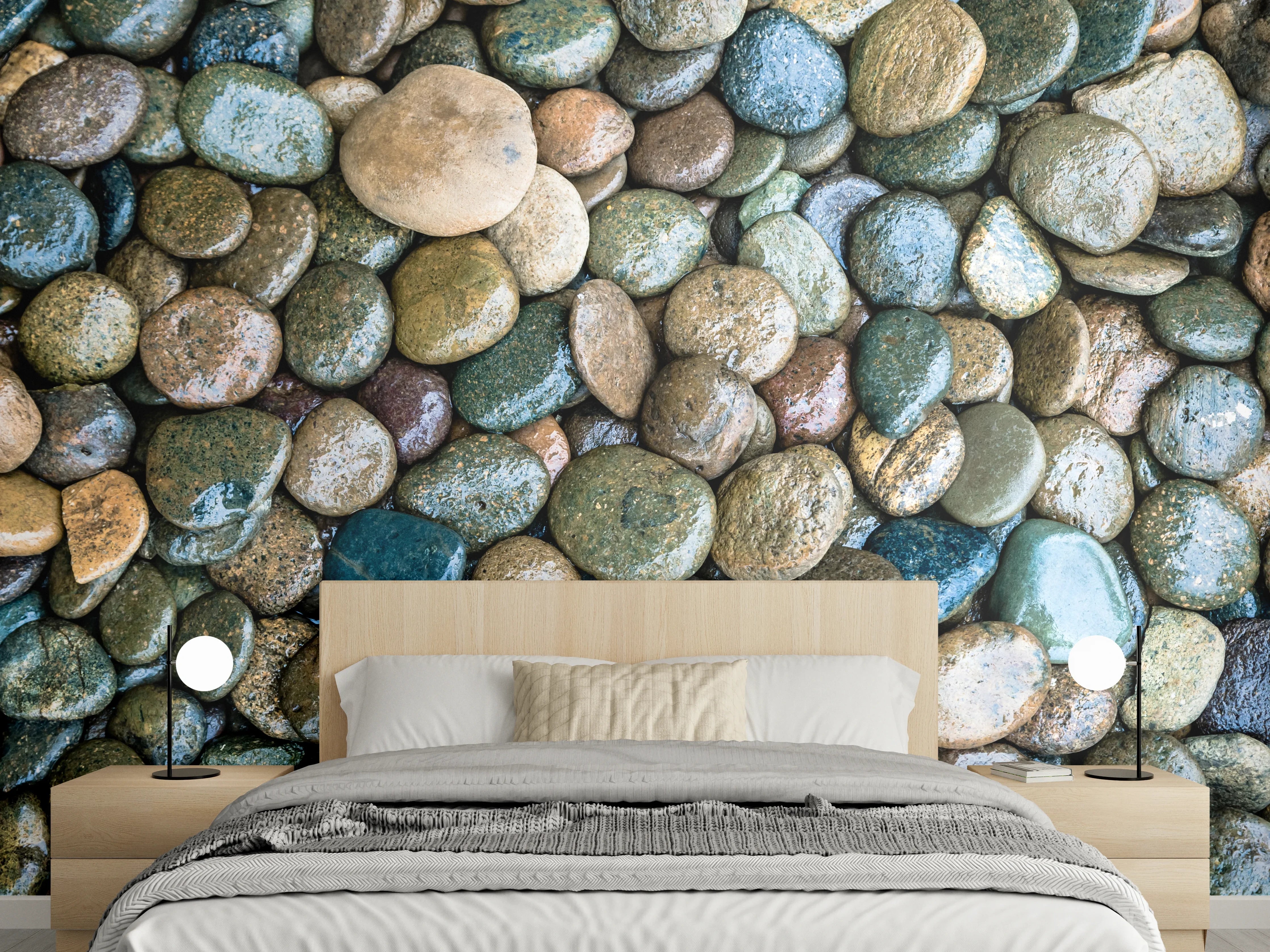 Wandverkleidung Schlafzimmer - Natursteine in Erdtönen mit grünen Akzenten