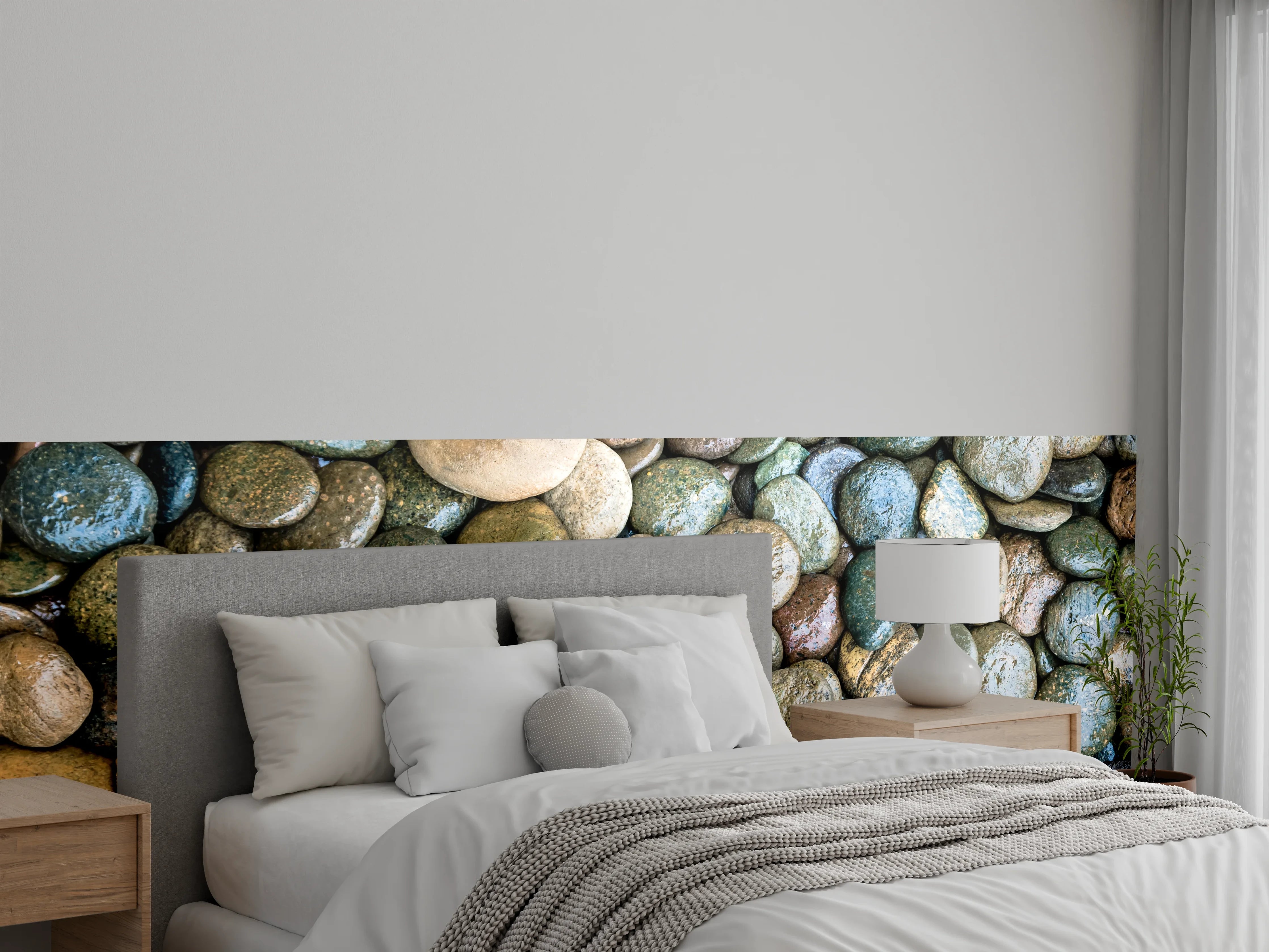 Wandverkleidung Schlafzimmer - Natursteine in Erdtönen mit grünen Akzenten