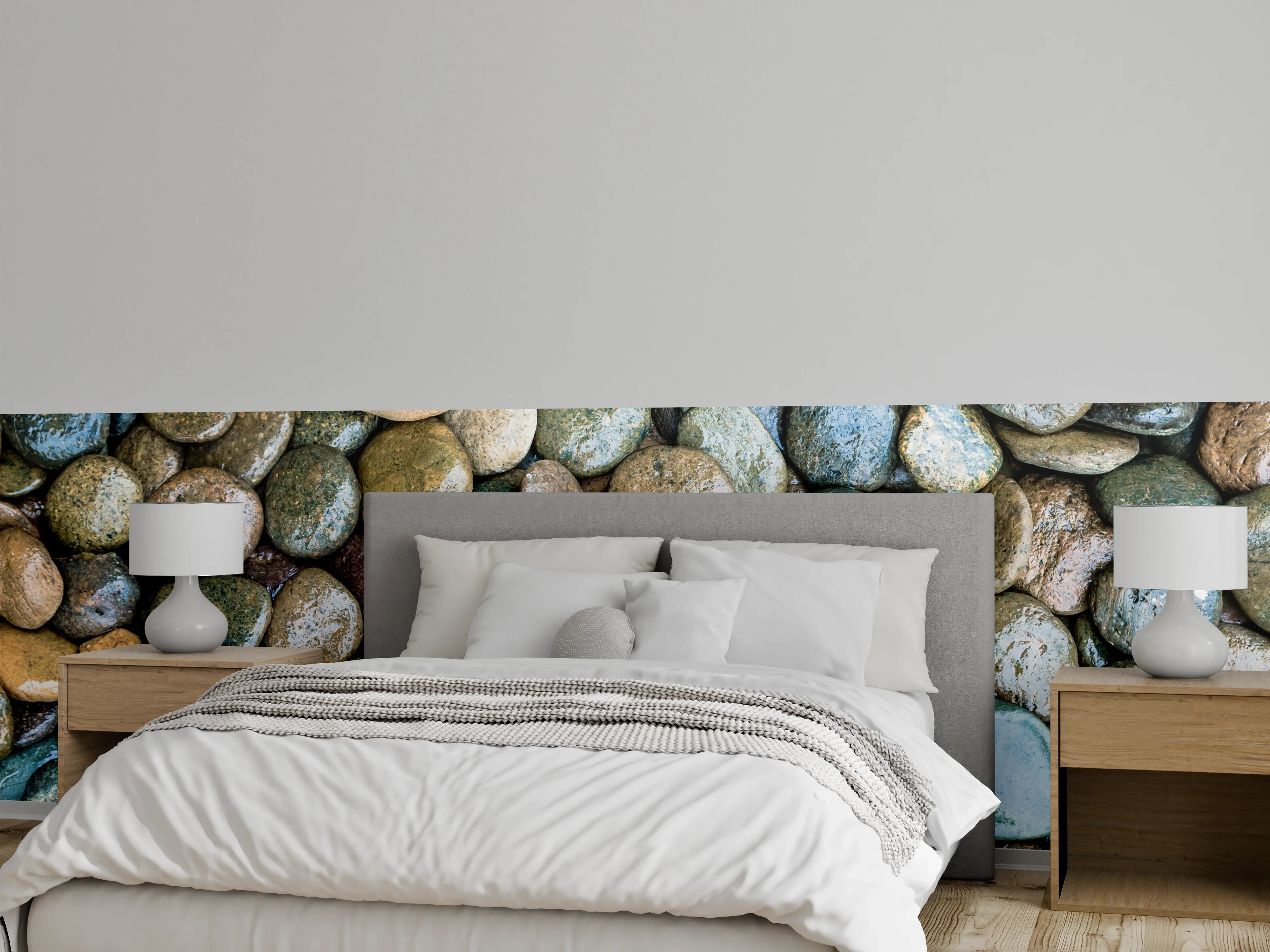 Wandverkleidung Schlafzimmer - Natursteine in Erdtönen mit grünen Akzenten