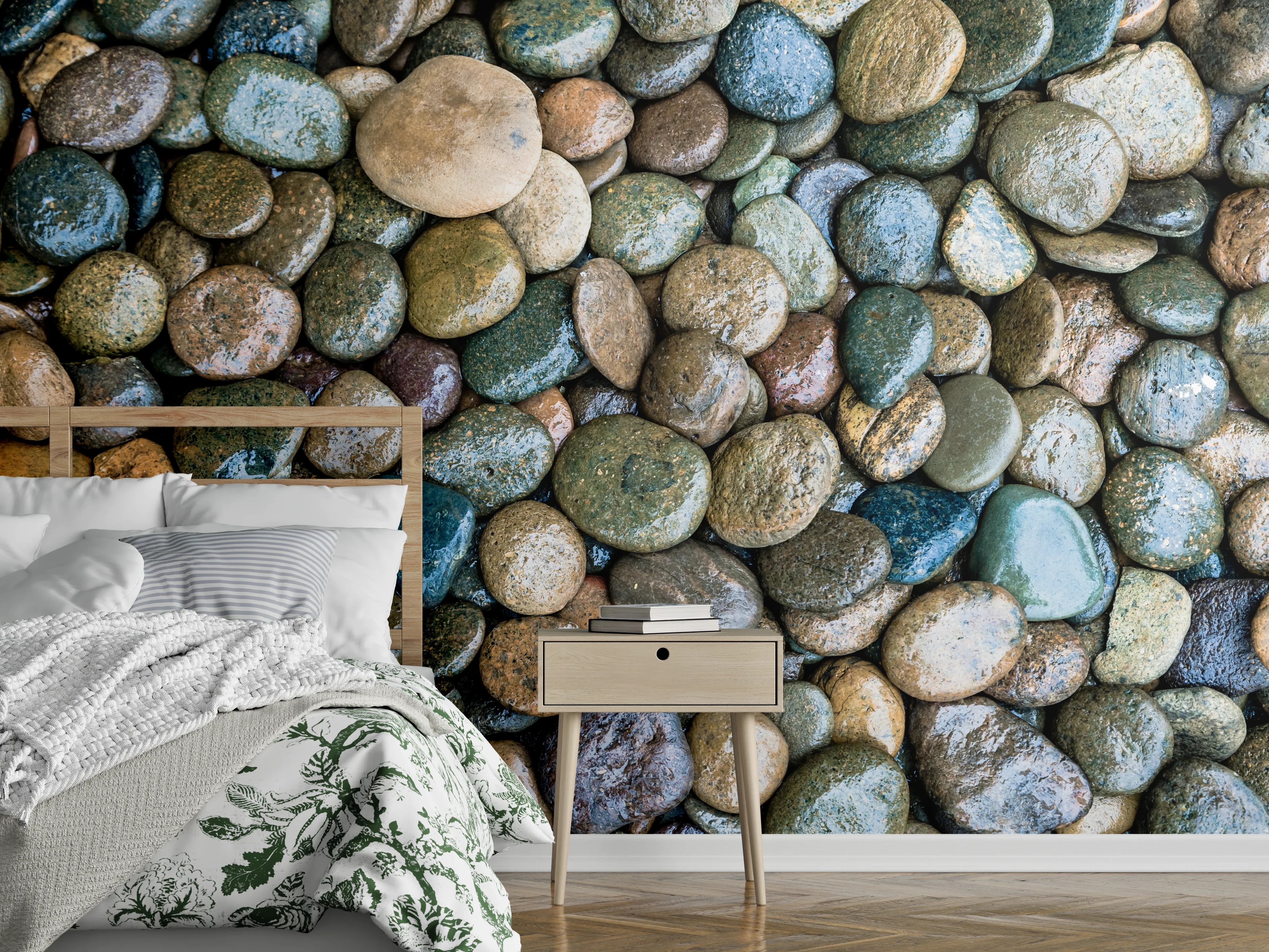 Wandverkleidung Schlafzimmer - Natursteine in Erdtönen mit grünen Akzenten