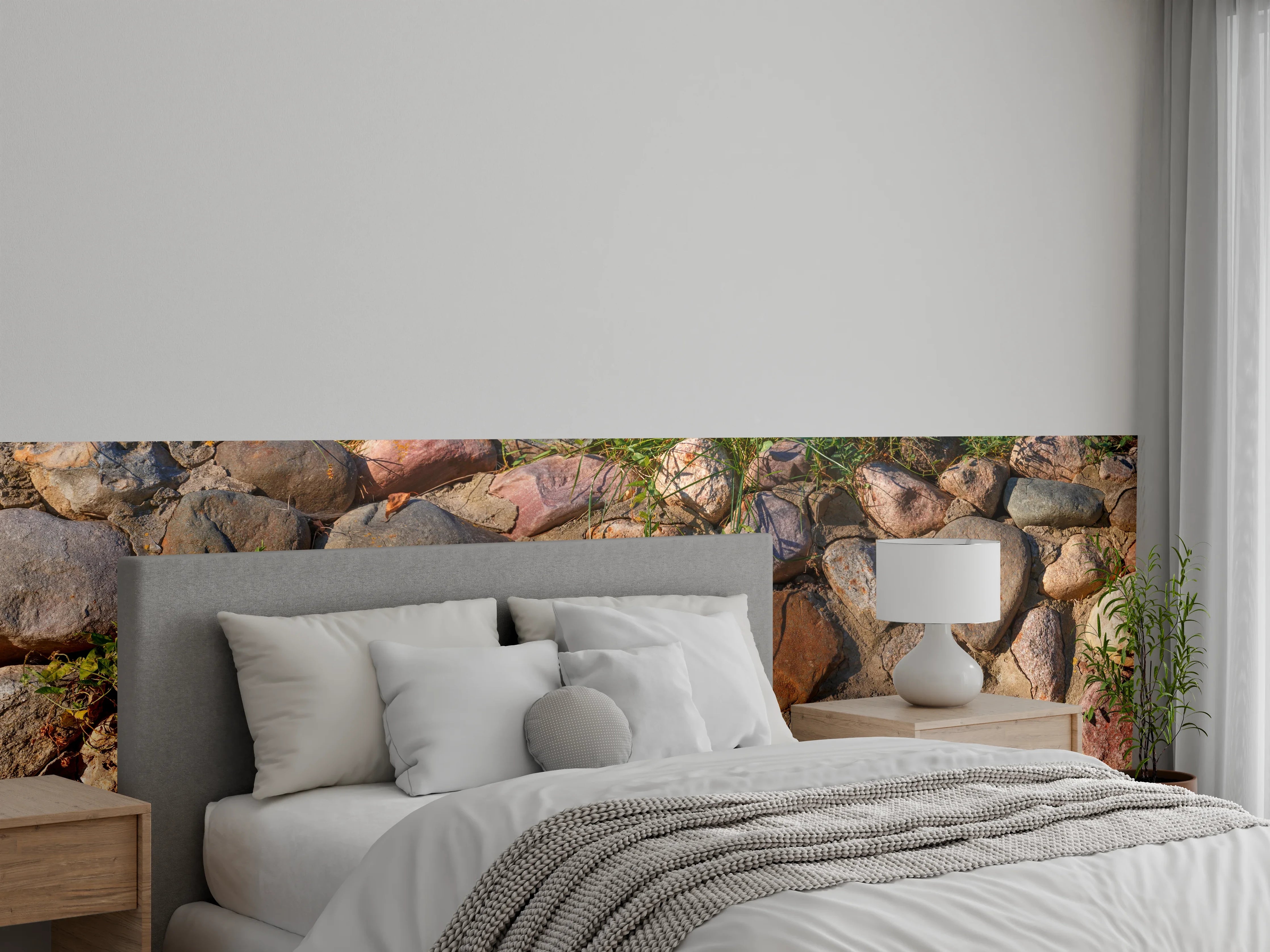 Wandverkleidung Schlafzimmer - Natursteinmauer mit Pflanzen und warmen Tönen