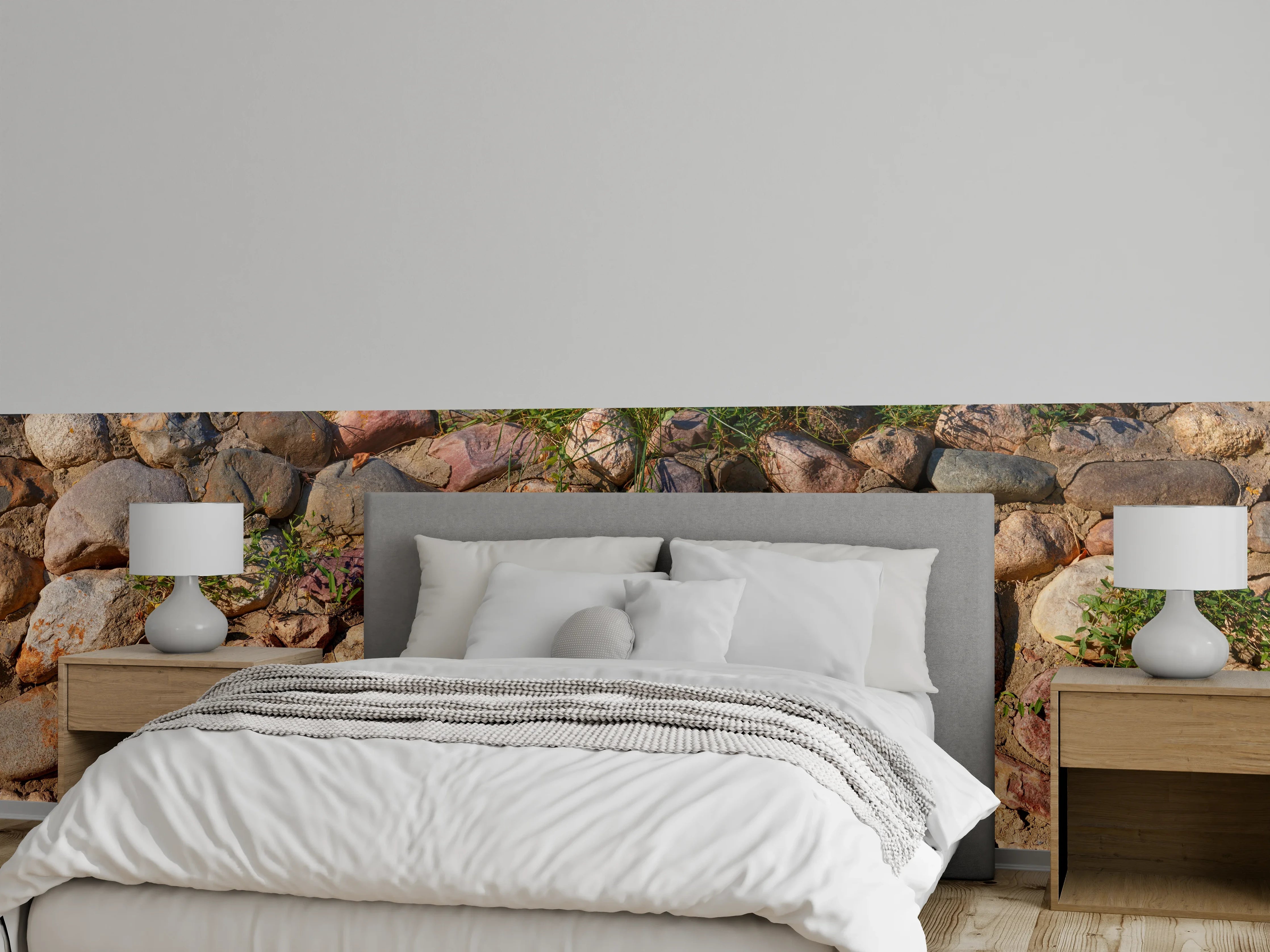 Wandverkleidung Schlafzimmer - Natursteinmauer mit Pflanzen und warmen Tönen