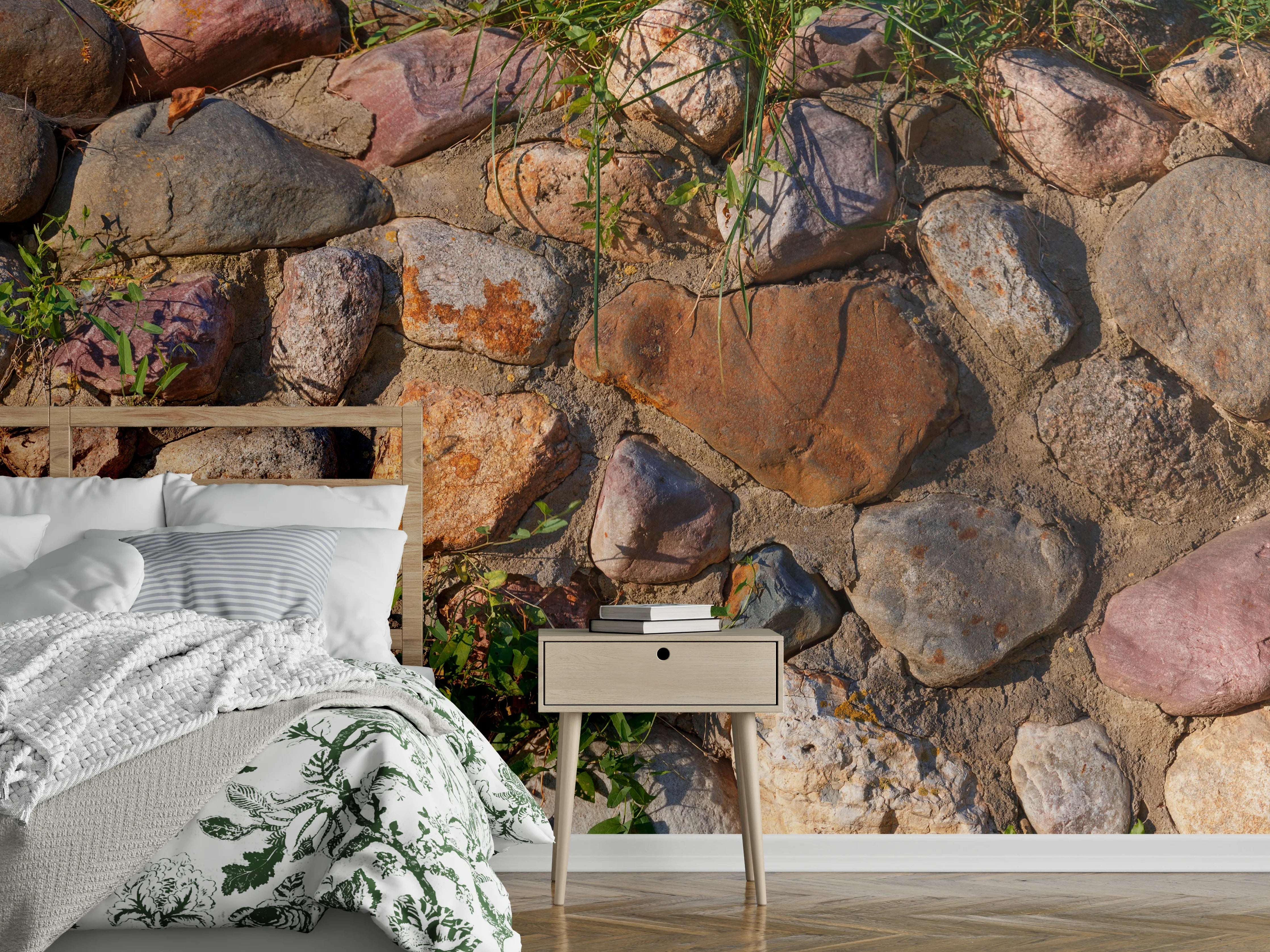 Wandverkleidung Schlafzimmer - Natursteinmauer mit Pflanzen und warmen Tönen