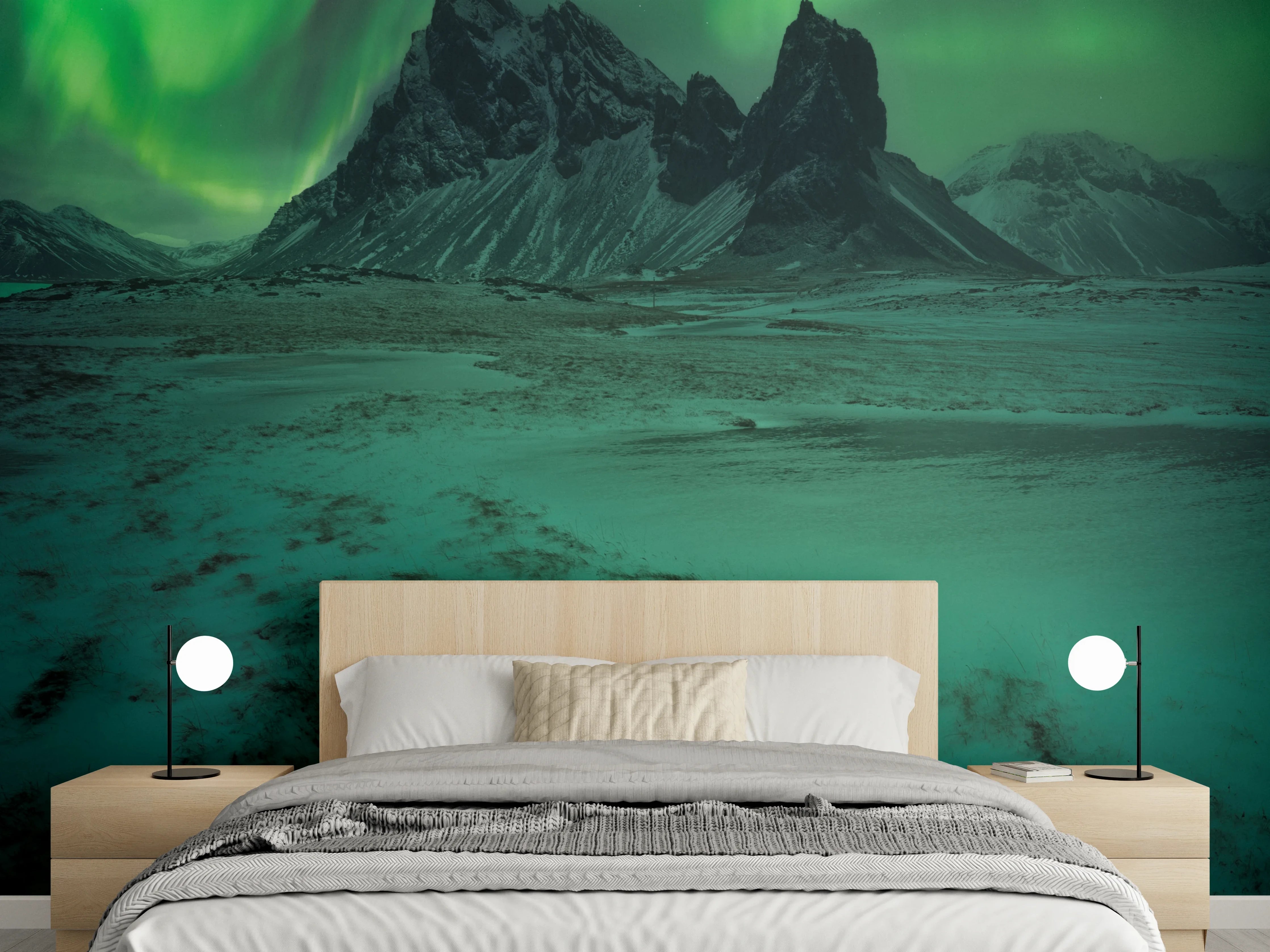 Wandverkleidung Schlafzimmer - Nordlichter über verschneiten Bergen Fotomotiv