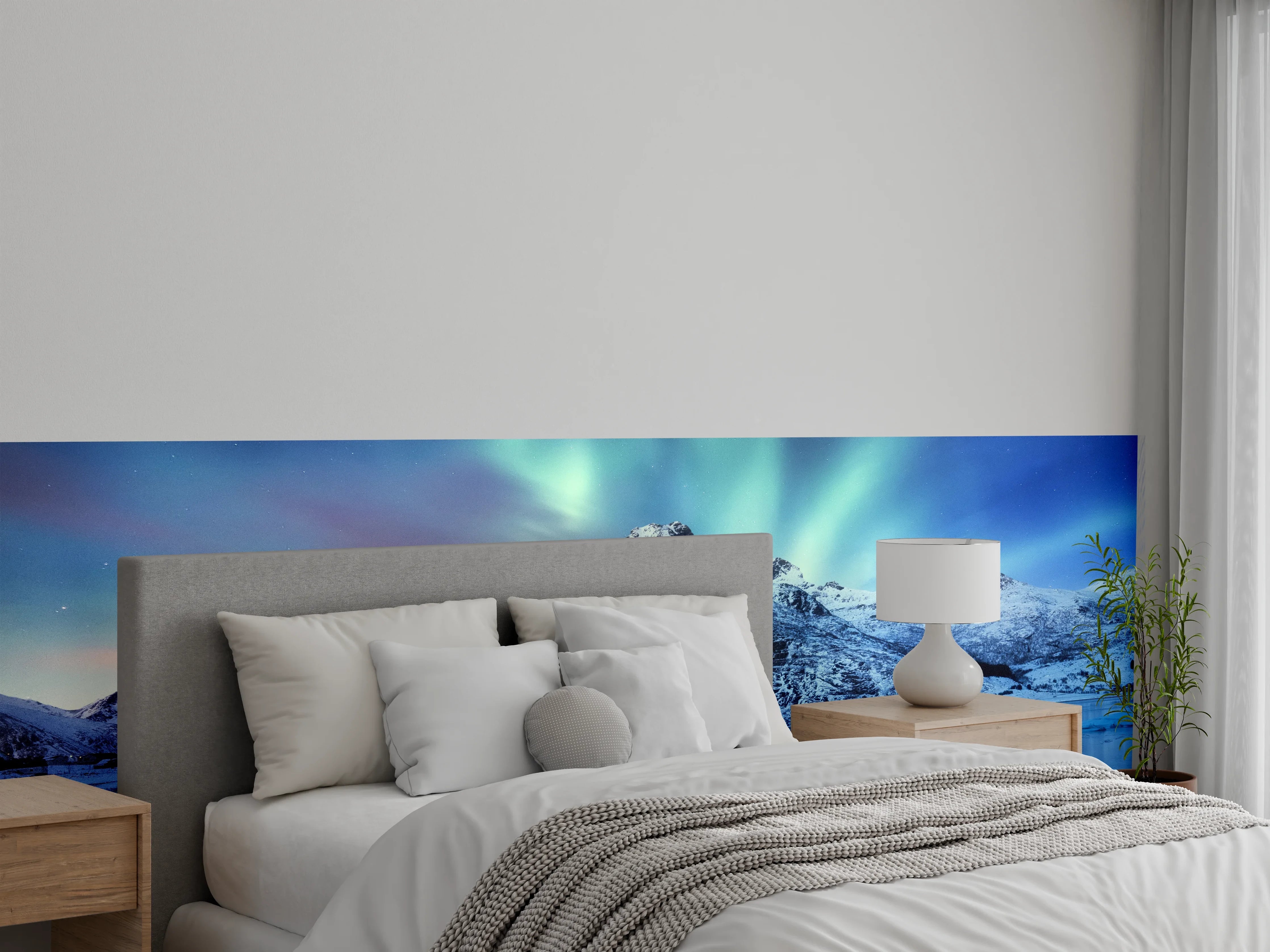 Wandverkleidung Schlafzimmer - Nordlichtglanz über grauen Wintergipfeln