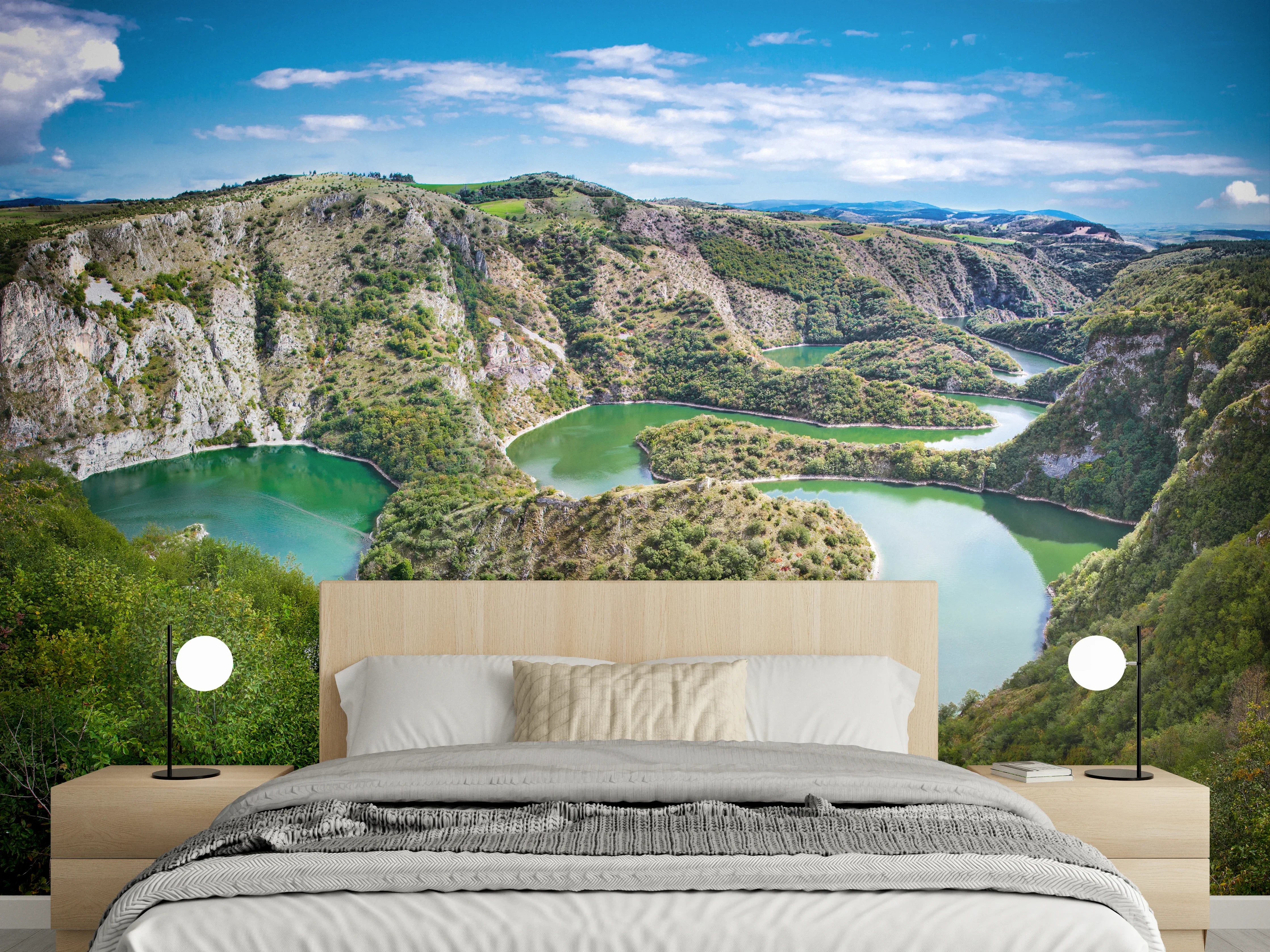 Wandverkleidung Schlafzimmer - Panorama Flusslandschaft mit grünen Hügeln