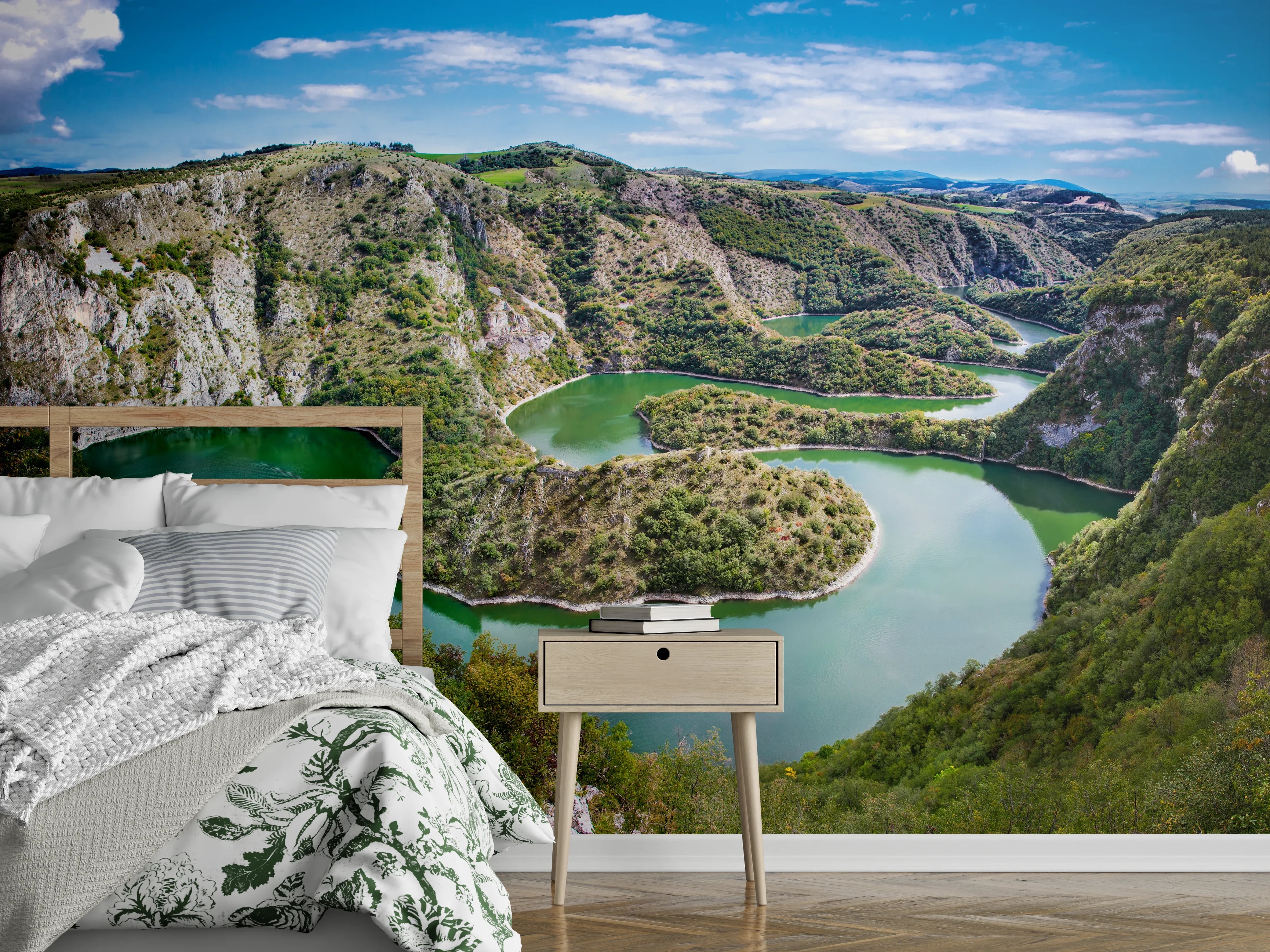Wandverkleidung Schlafzimmer - Panorama Flusslandschaft mit grünen Hügeln