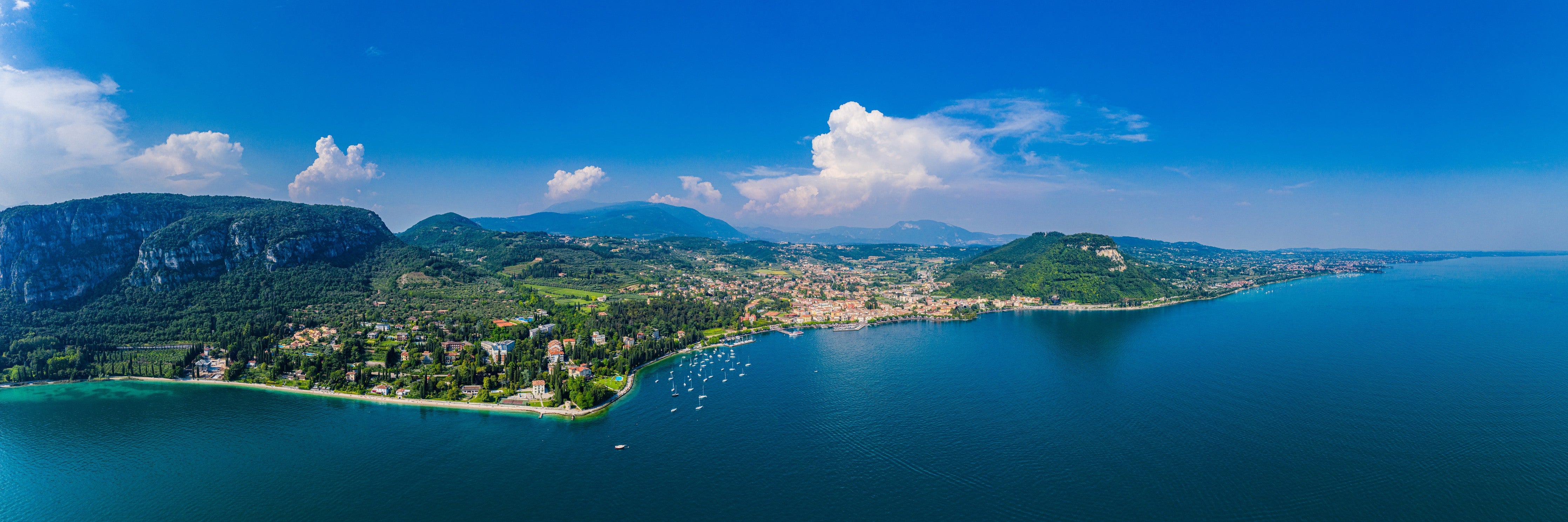 Wandverkleidung Schlafzimmer-Panoramablick auf idyllischen Gardasee