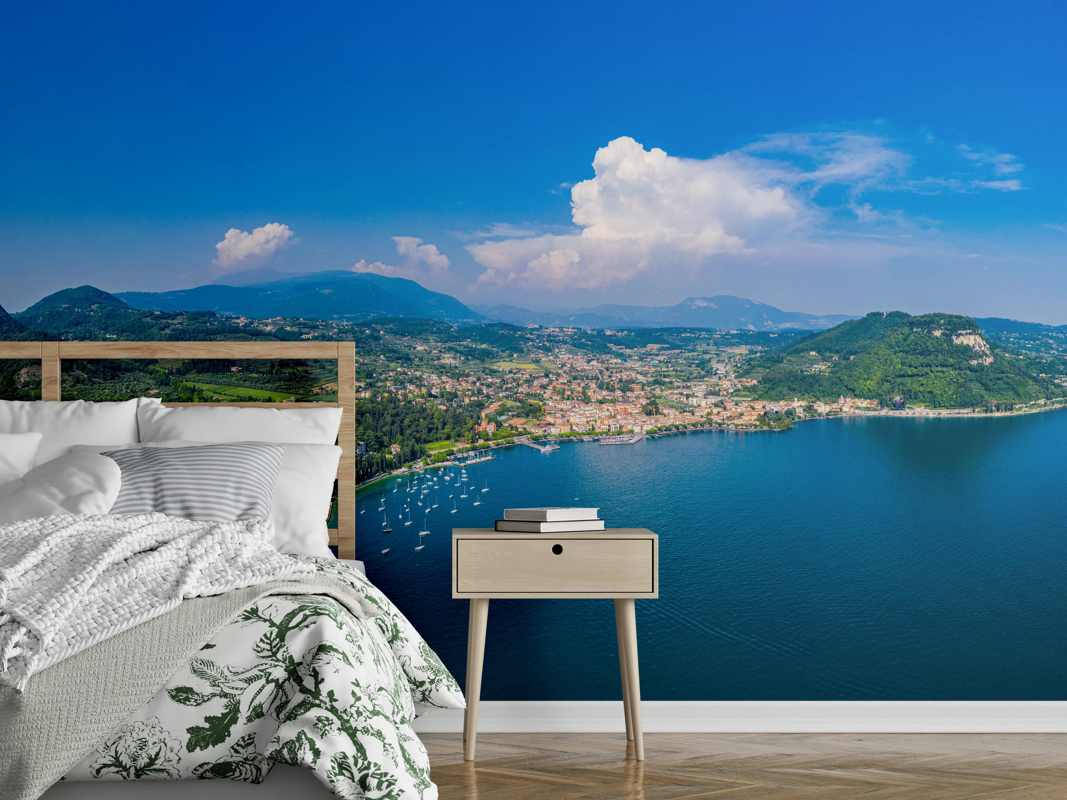 Wandverkleidung Schlafzimmer - Panoramablick auf idyllischen Gardasee