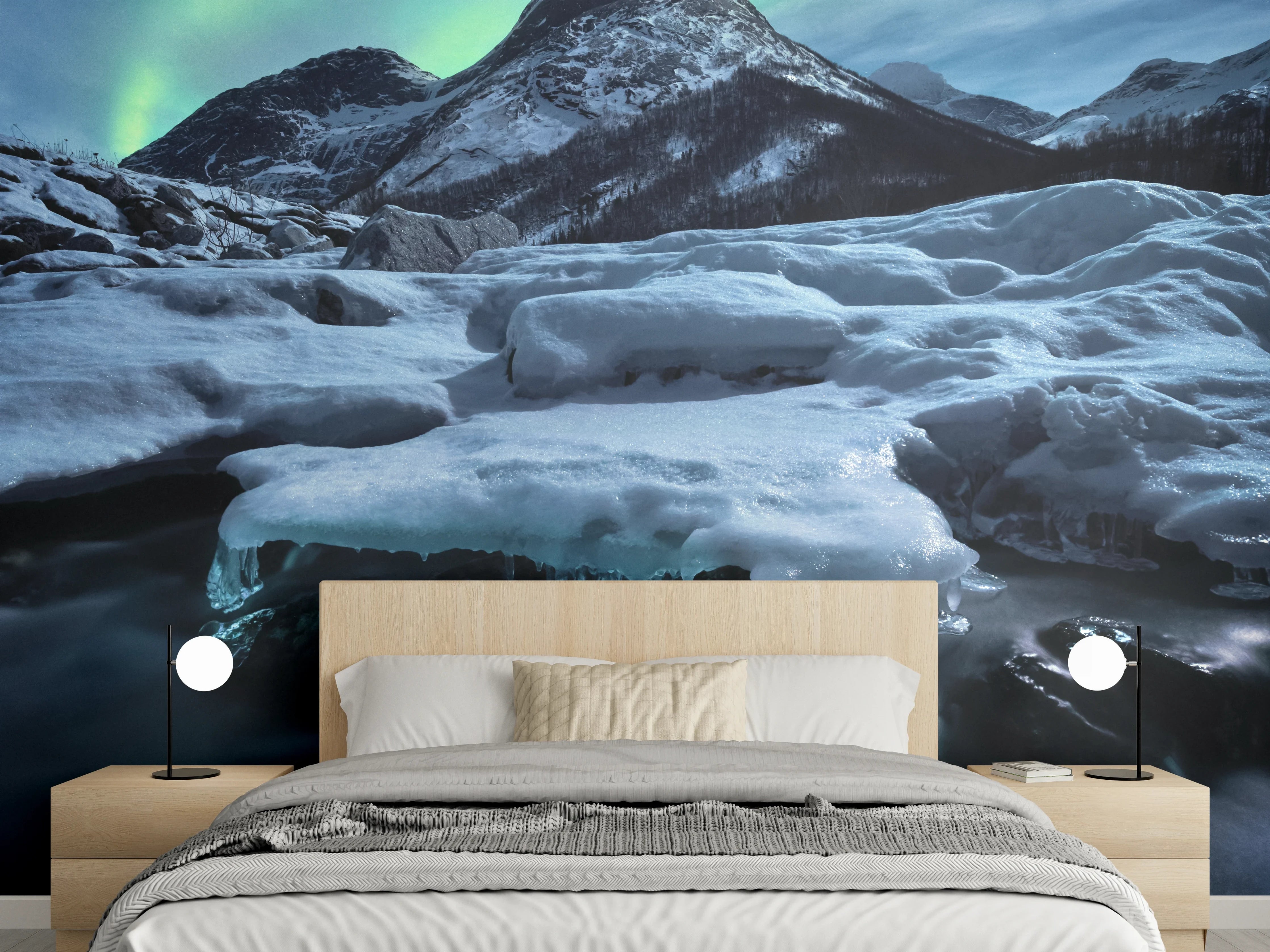 Wandverkleidung Schlafzimmer - Polarlichter über vereistem Berggipfel