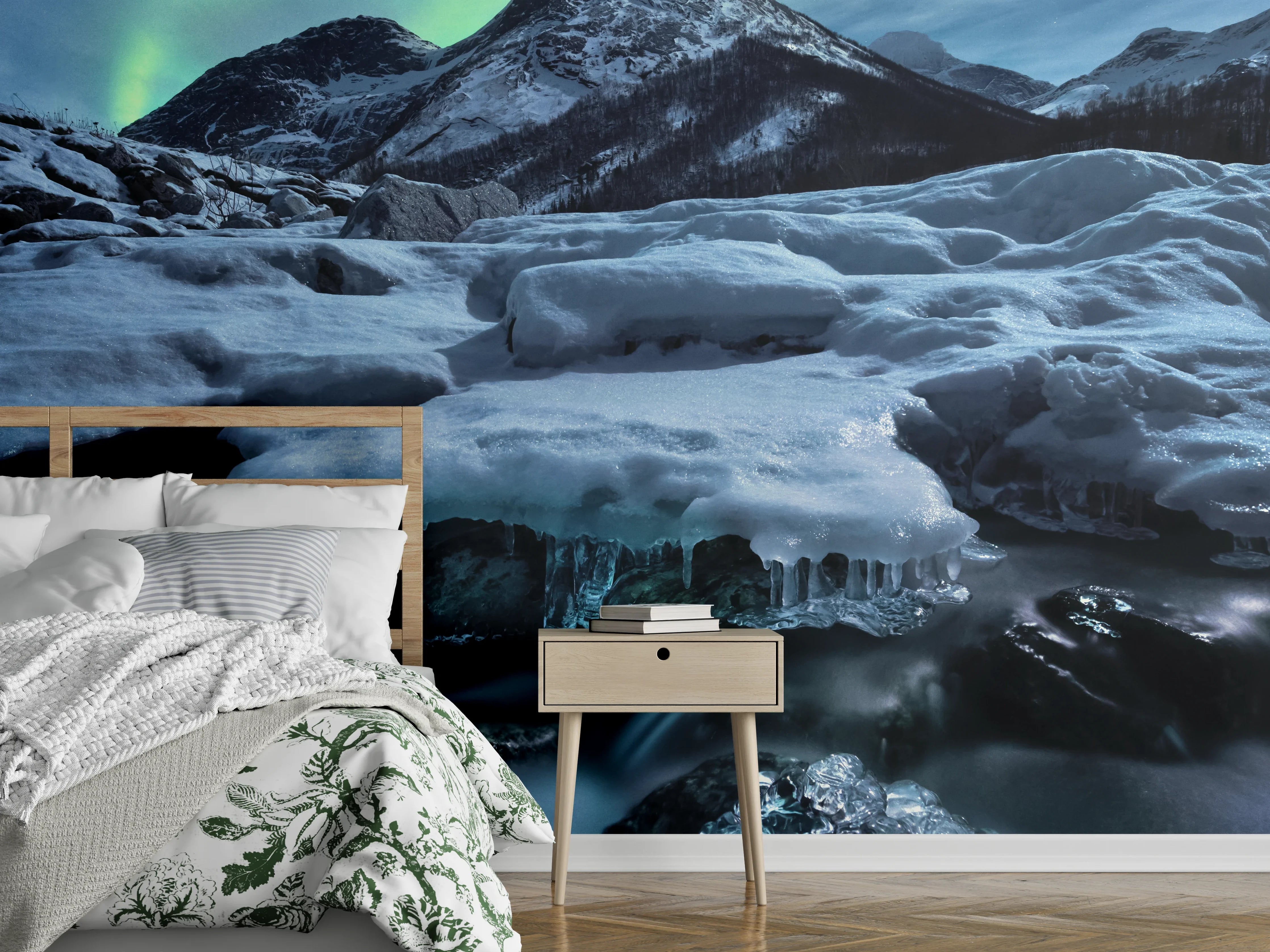 Wandverkleidung Schlafzimmer - Polarlichter über vereistem Berggipfel