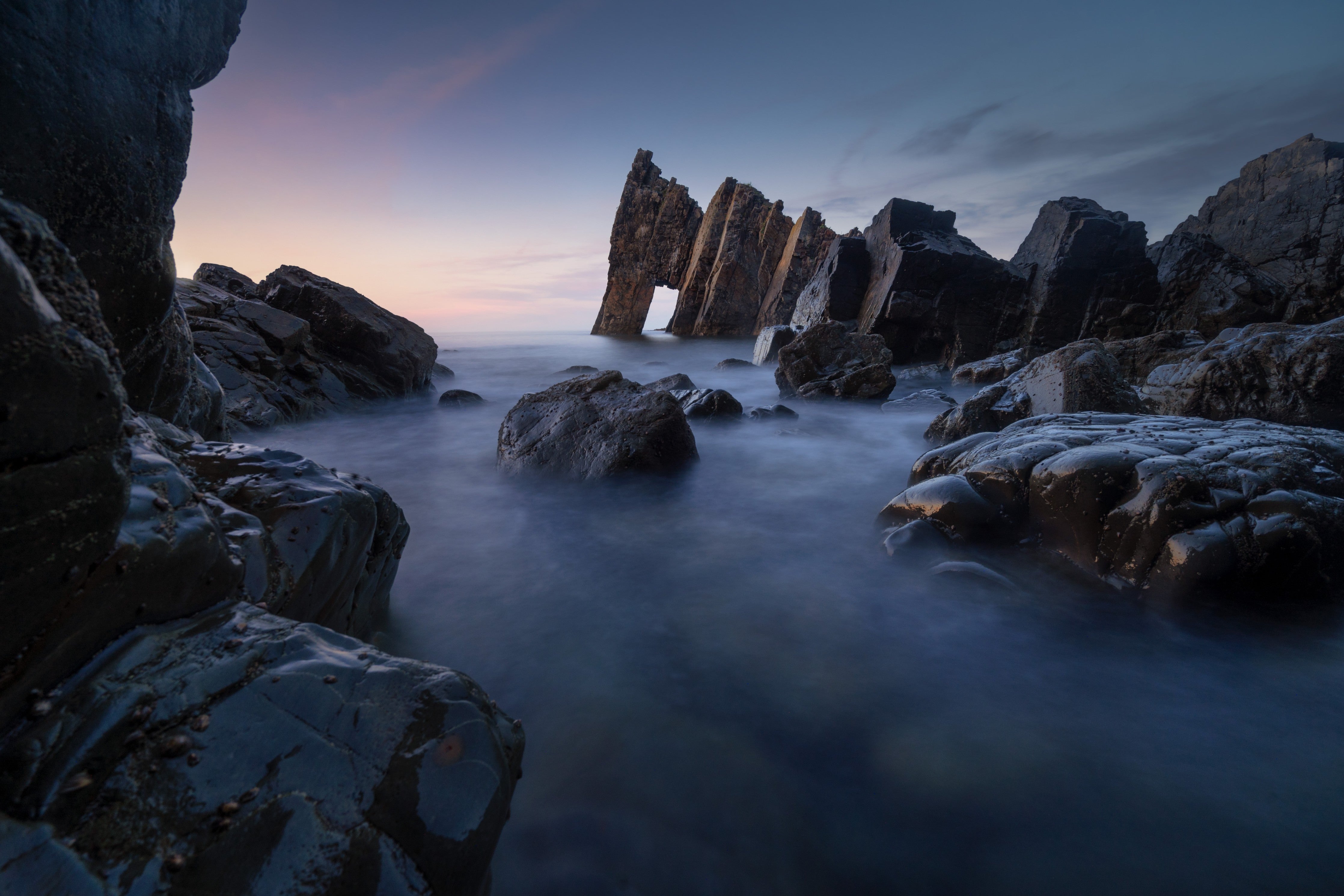 Wandverkleidung Schlafzimmer-Rauhe Küstenfelsen bei Sonnenuntergang