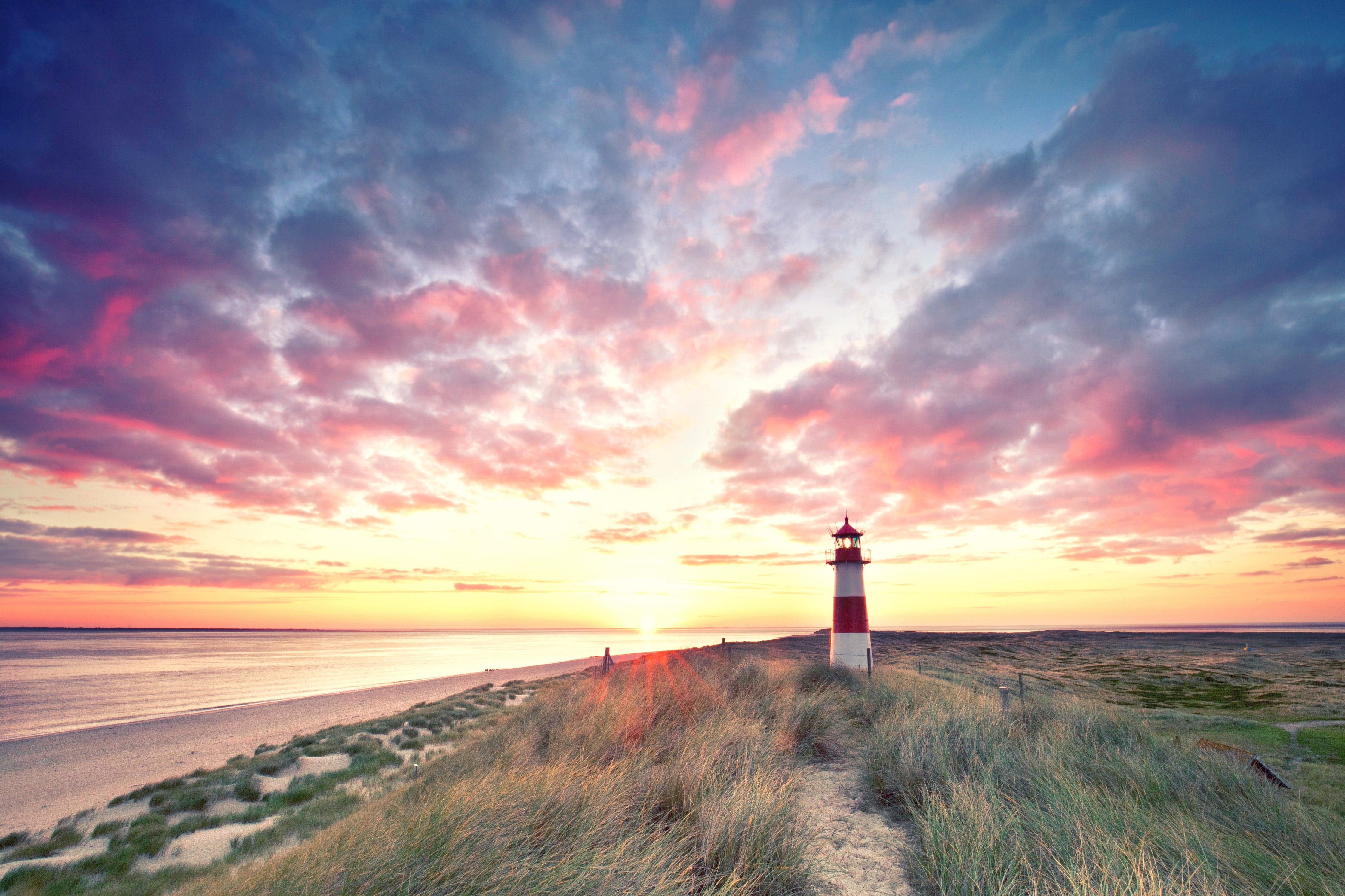 Wandverkleidung Schlafzimmer-Romantischer Sonnenuntergang am Leuchtturmstrand